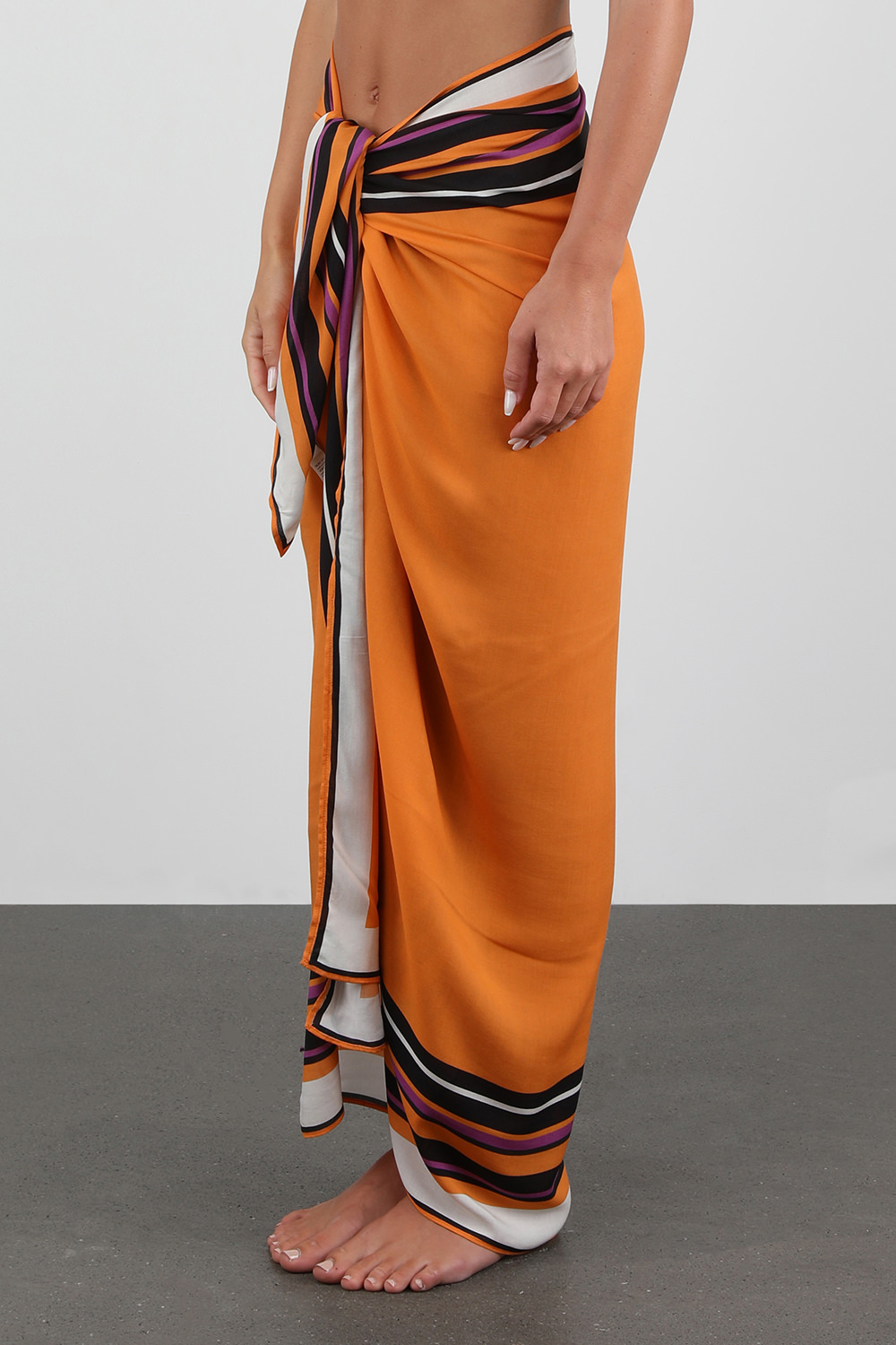 תמונת דוגמן קידמית של פראו סיינה כתום עם עיטורי פסים