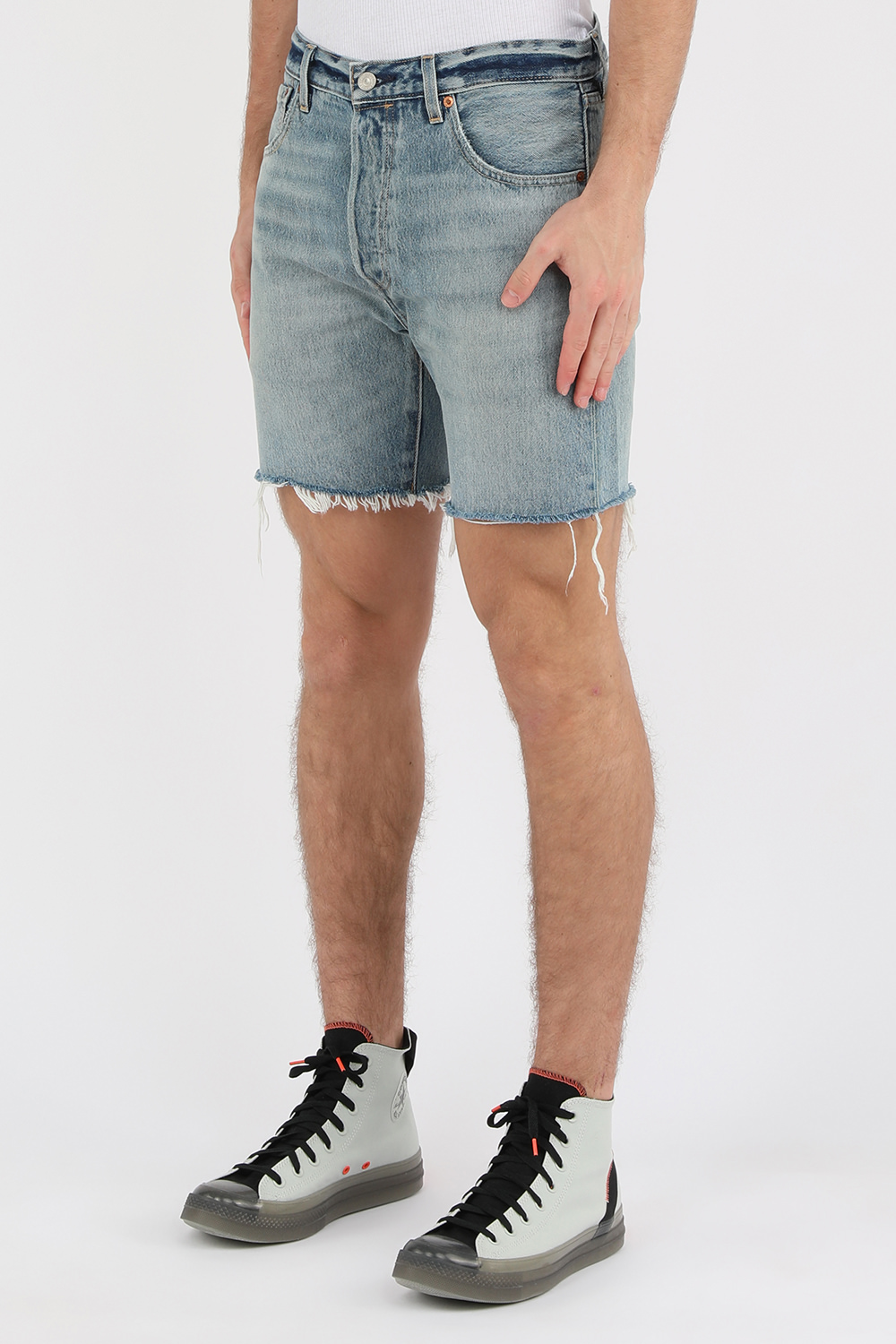 מכנסי ג'ינס 501 קצרים בהירים עם שפשופים LEVI`S