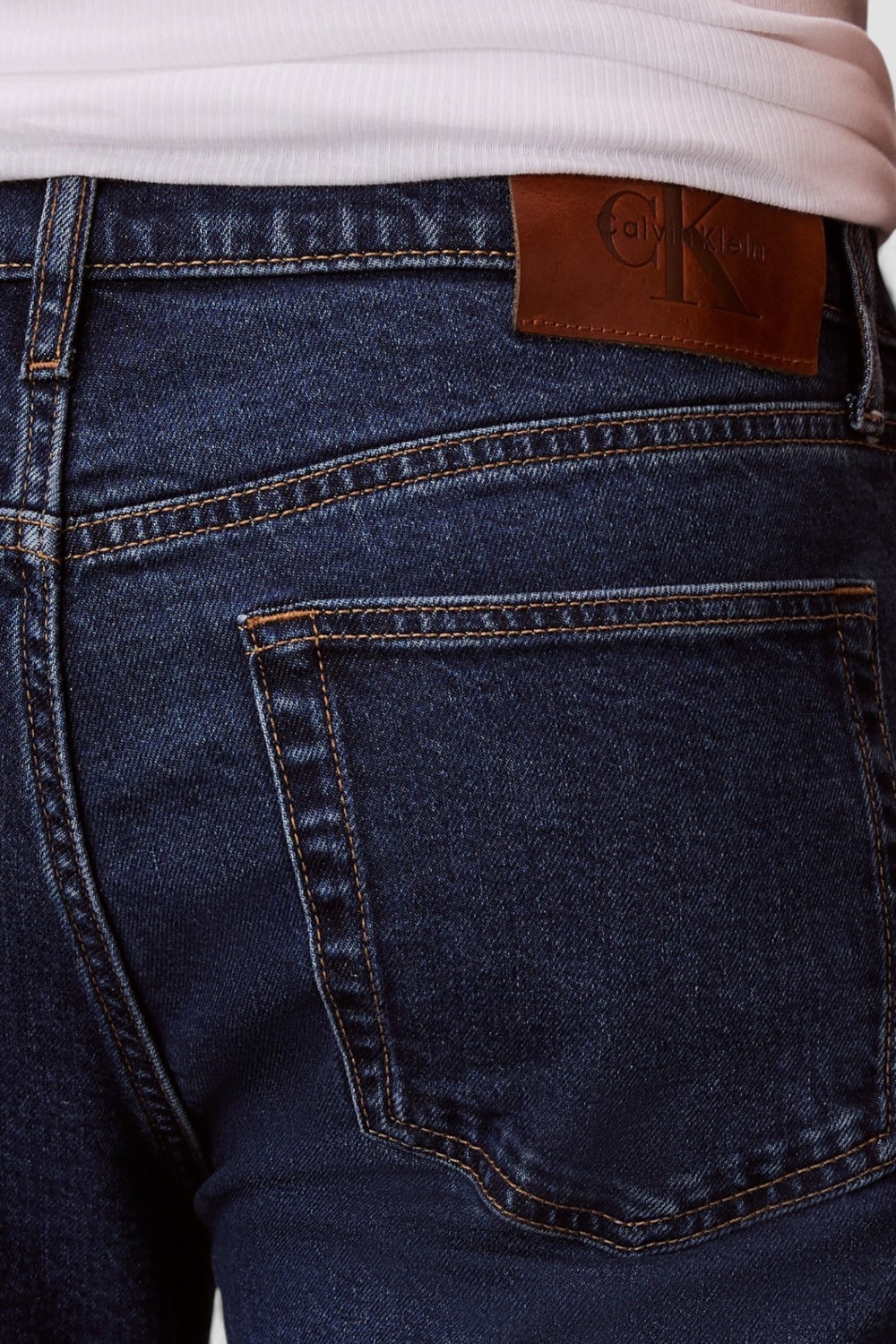 תמונת תקריב דוגמן של מכנסי ג'ינס