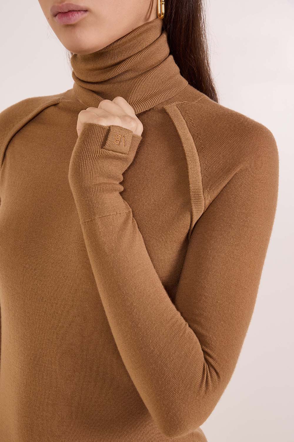 תמונת תקריב דוגמן של סריג צווארון גבוה