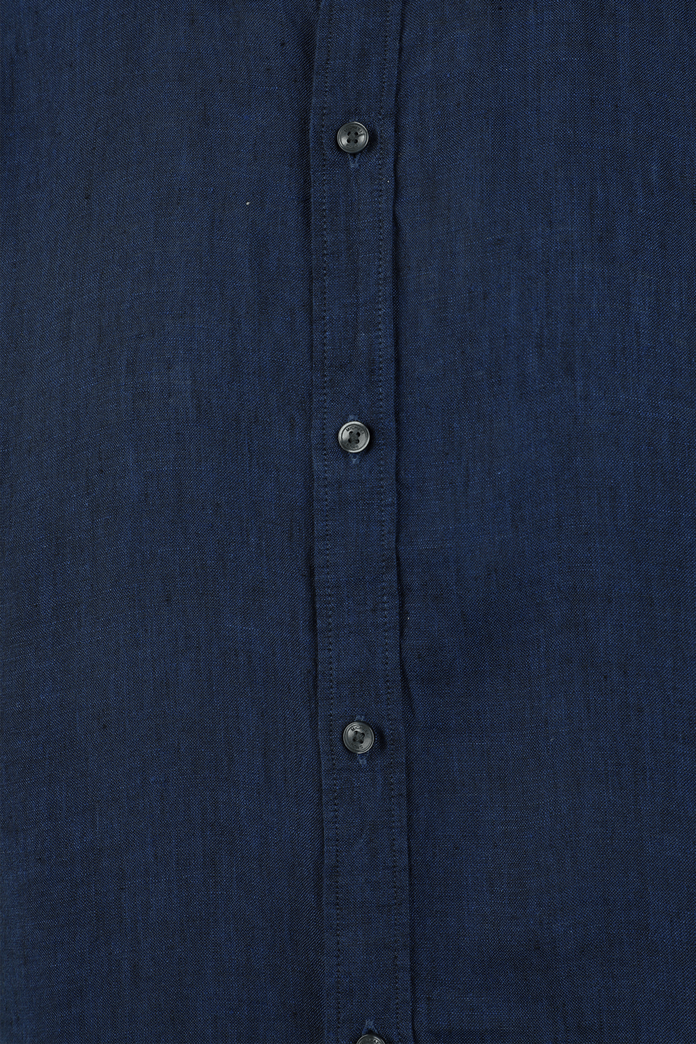 תמונה אחורית של חולצה מכופתרת כחולה קצרה מפשתן