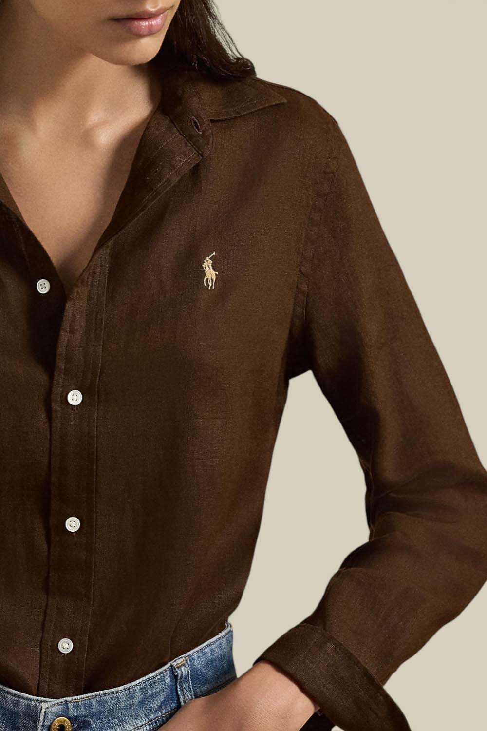 תמונת תקריב דוגמן של חולצה מכופתרת