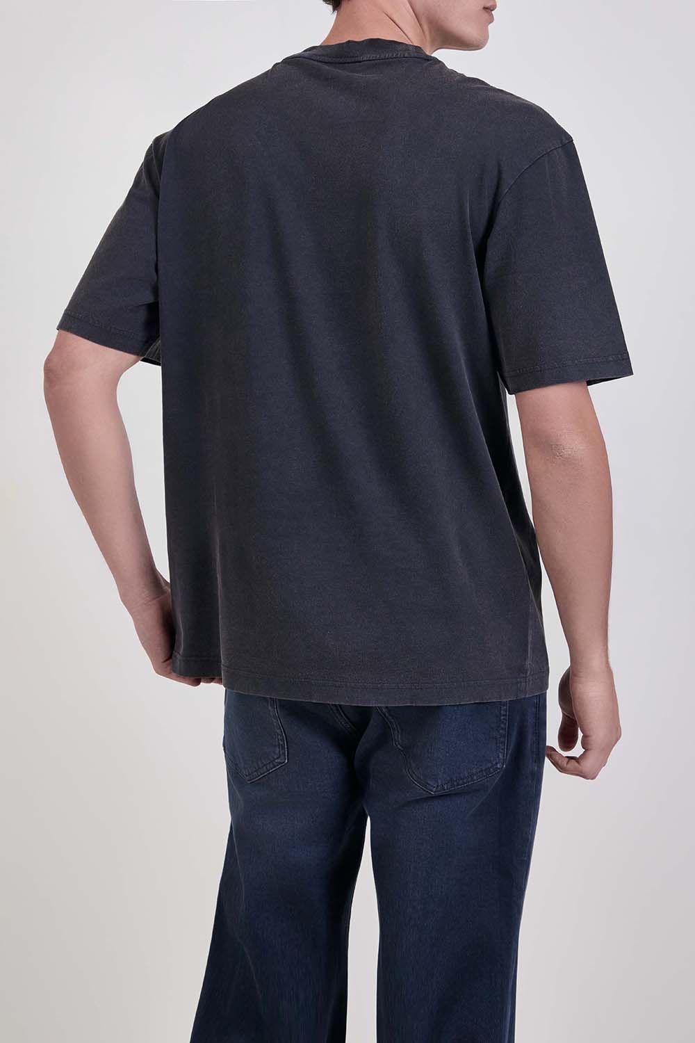 תמונת דוגמן אחורית של חולצת טי בגזרה ישרה