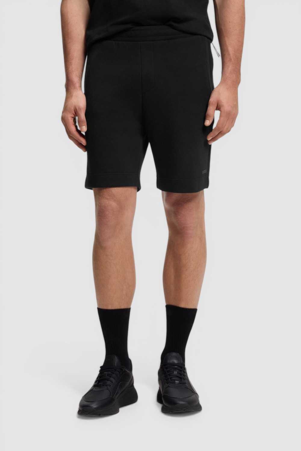 תמונת דוגמן קידמית של מכנסי ג'וגר קצרים