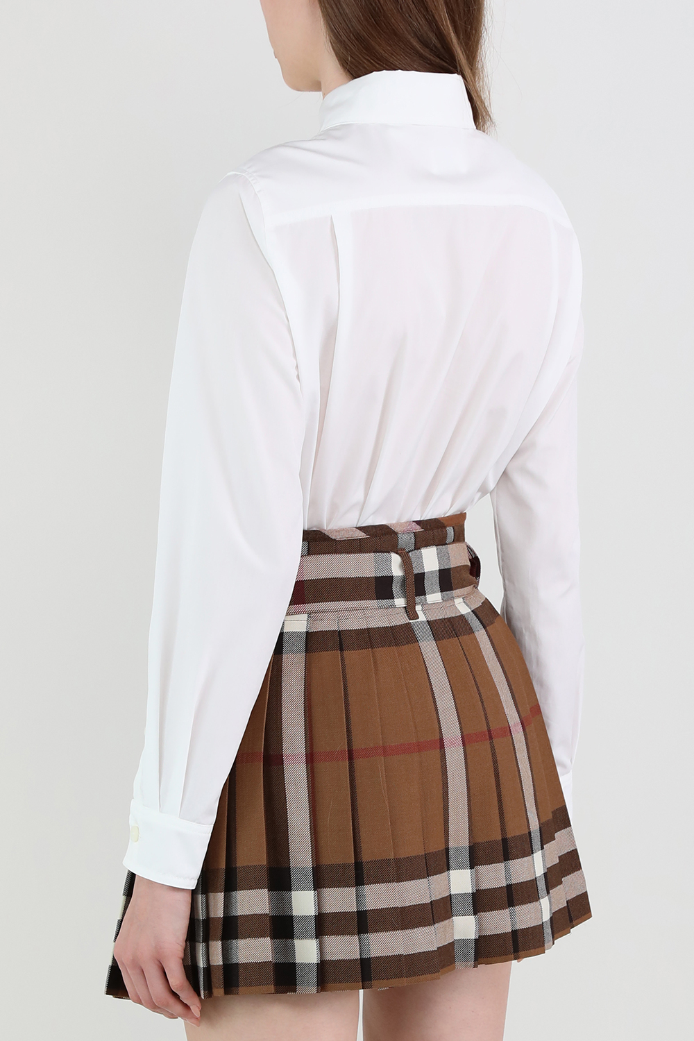 תמונת דוגמן אחורית של חולצה מכופתרת עם פאץ'