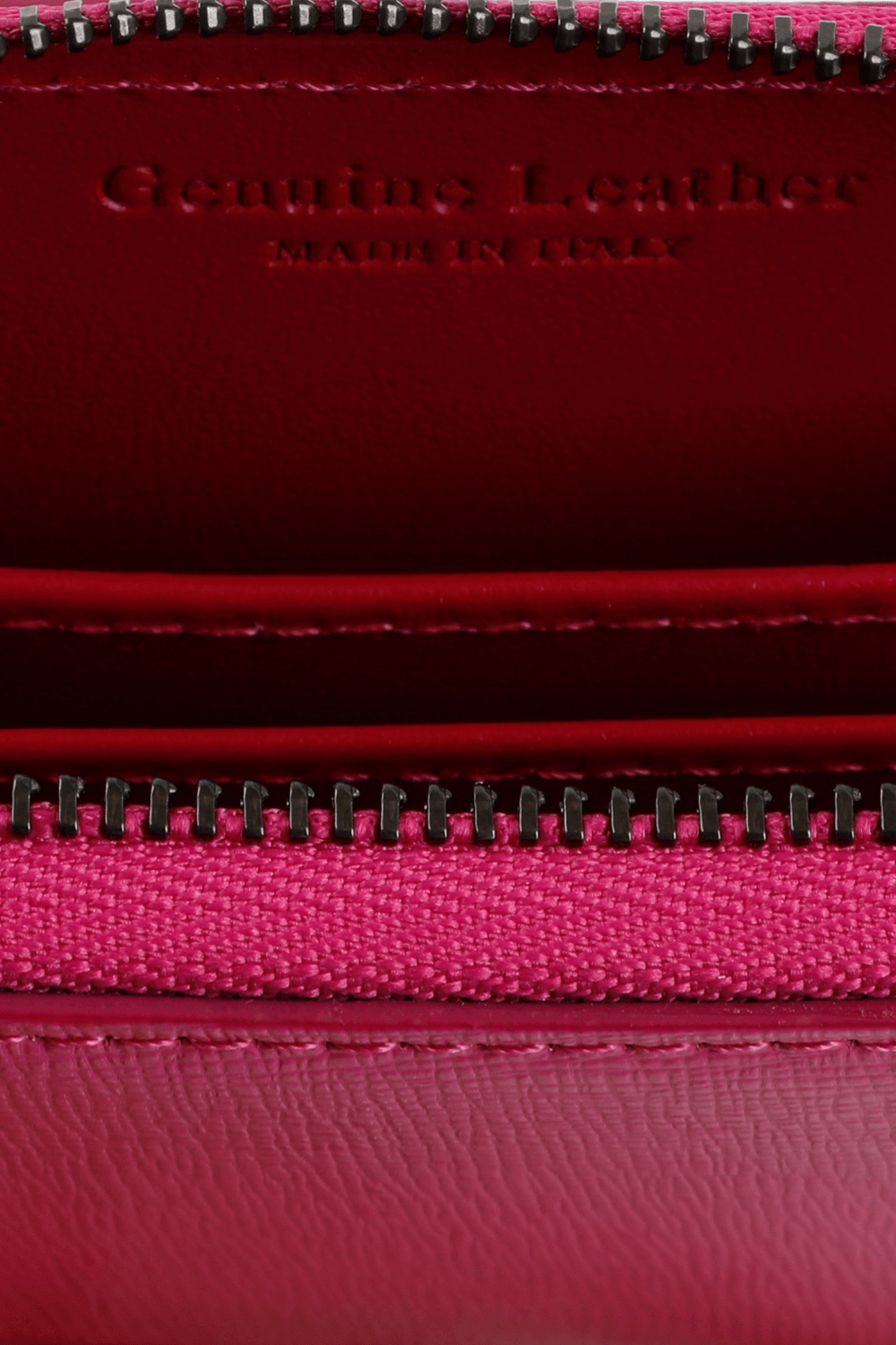 תמונת תקריב של Logo Wallt in Pink