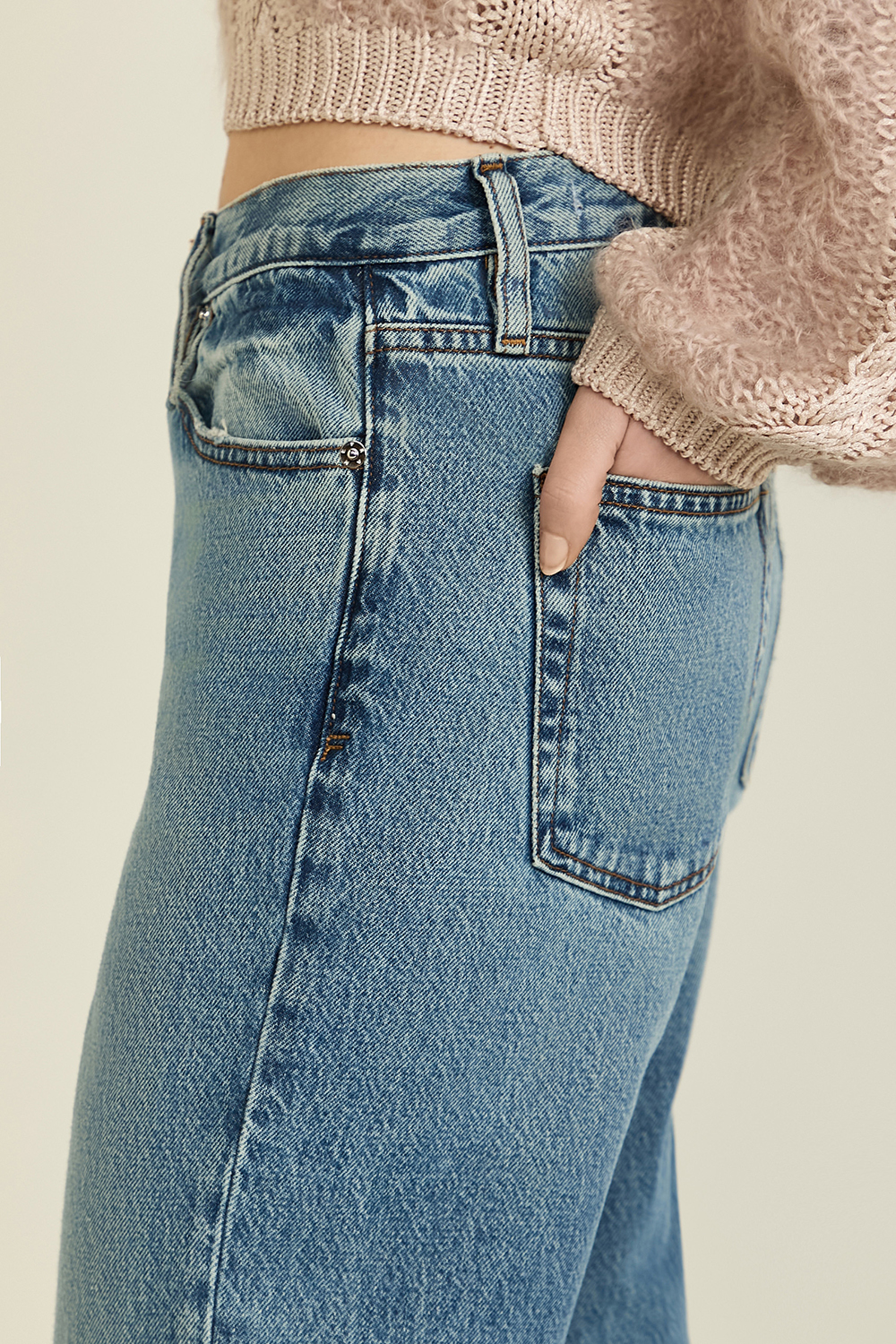 תמונת תקריב דוגמן של מכנסי ג'ינס בגזרת קרופ ישרה