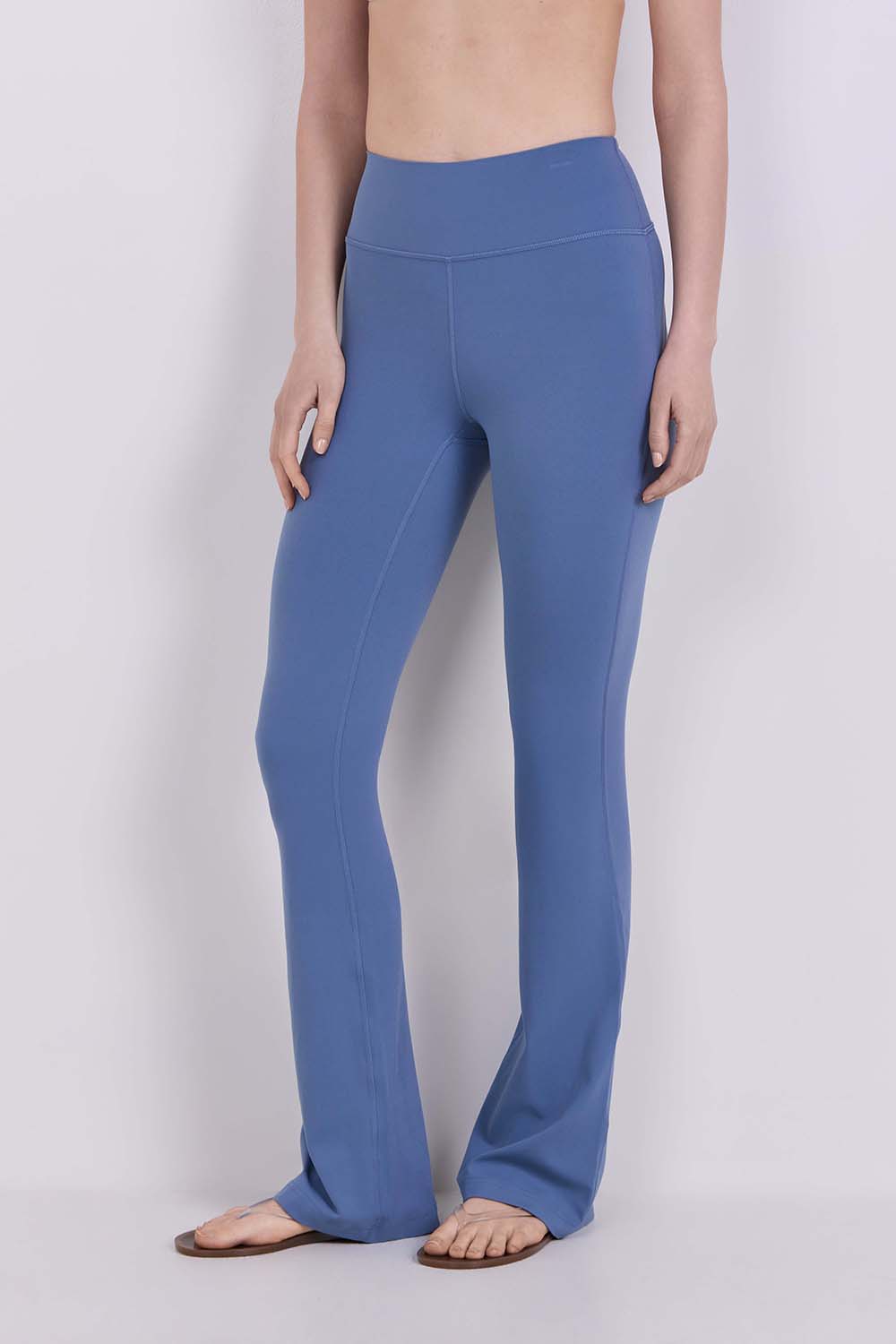 תמונת דוגמן קידמית של Groove Nulu&trade; HR Flared Pant Regular