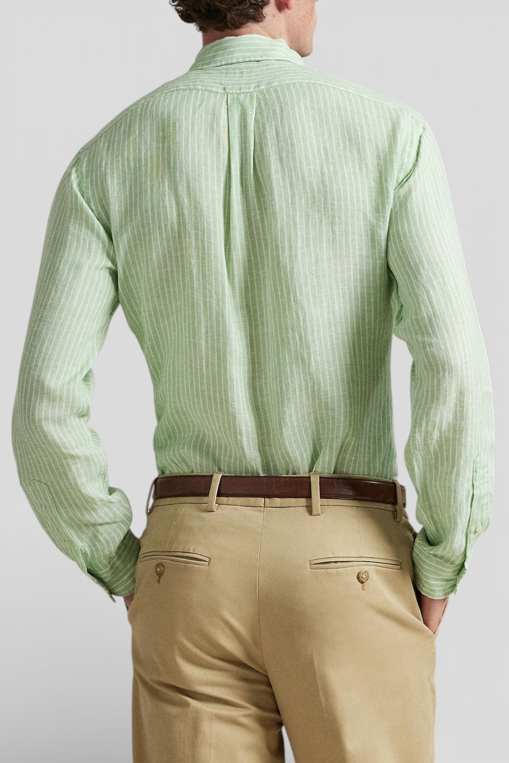 תמונת דוגמן אחורית של חולצה מכופתרת