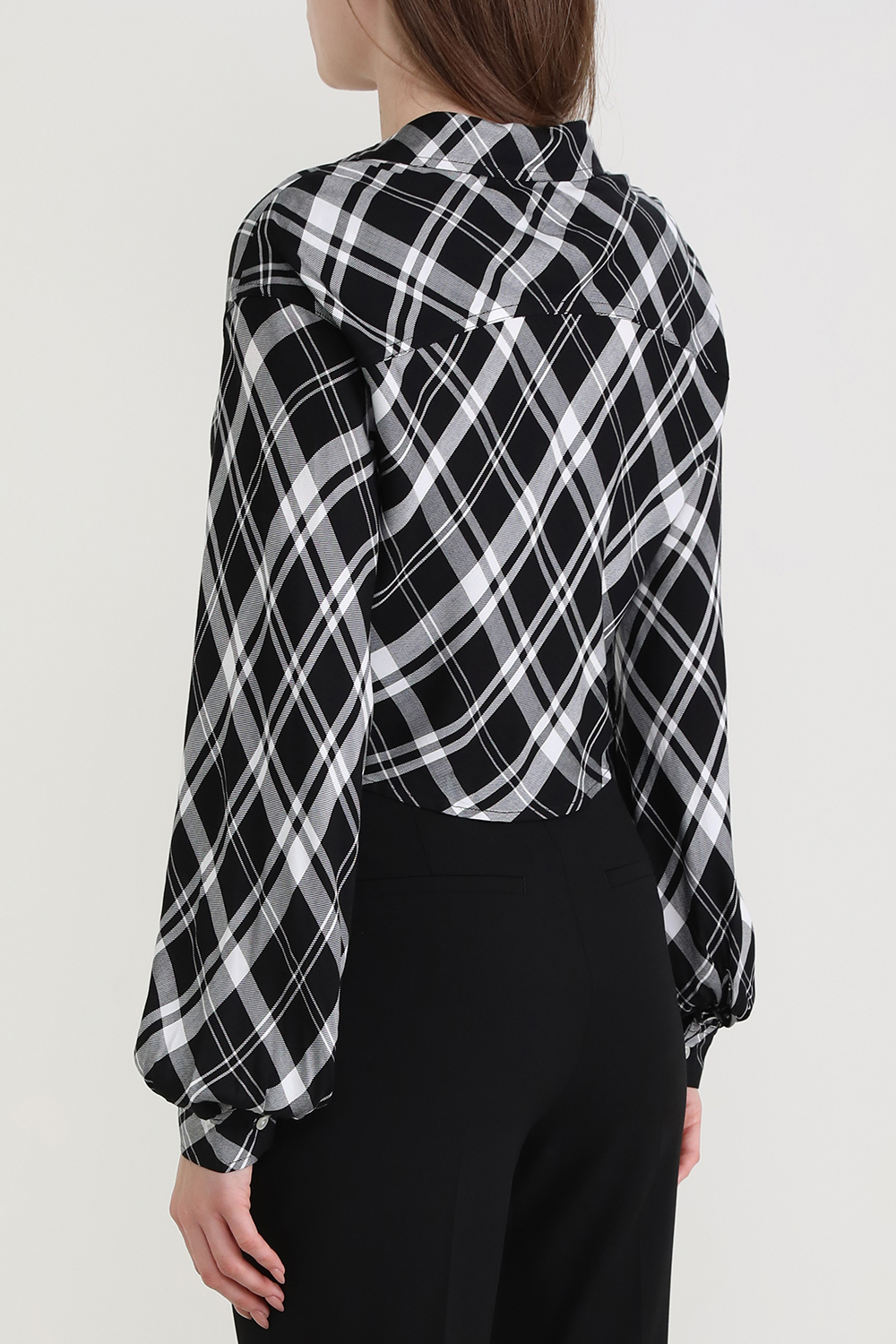 תמונת דוגמן אחורית של חולצה מכופתרת משובצת עם אלמנט קשירה