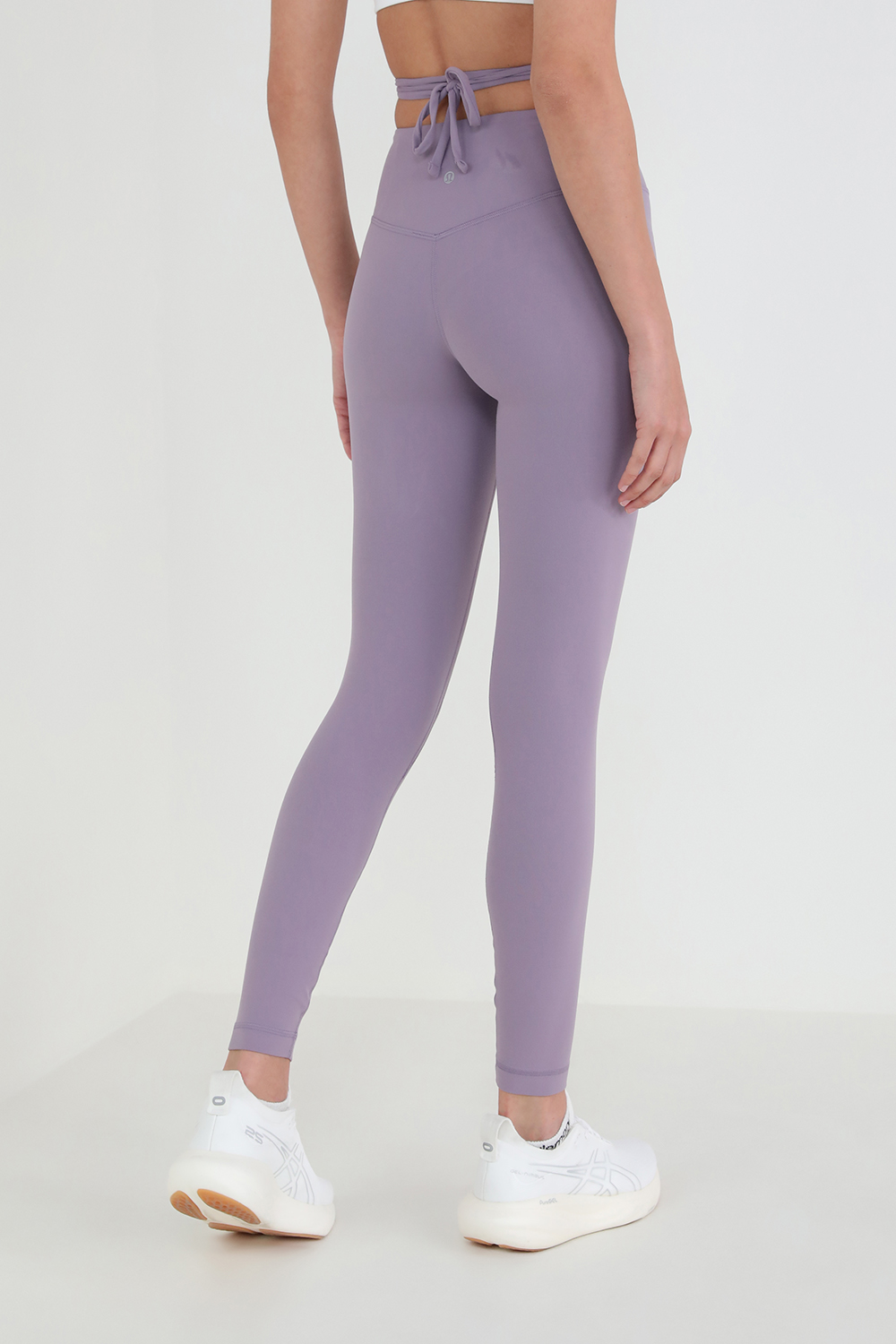 תמונת דוגמן אחורית של Align&trade; Wrap-Waist Tight 25