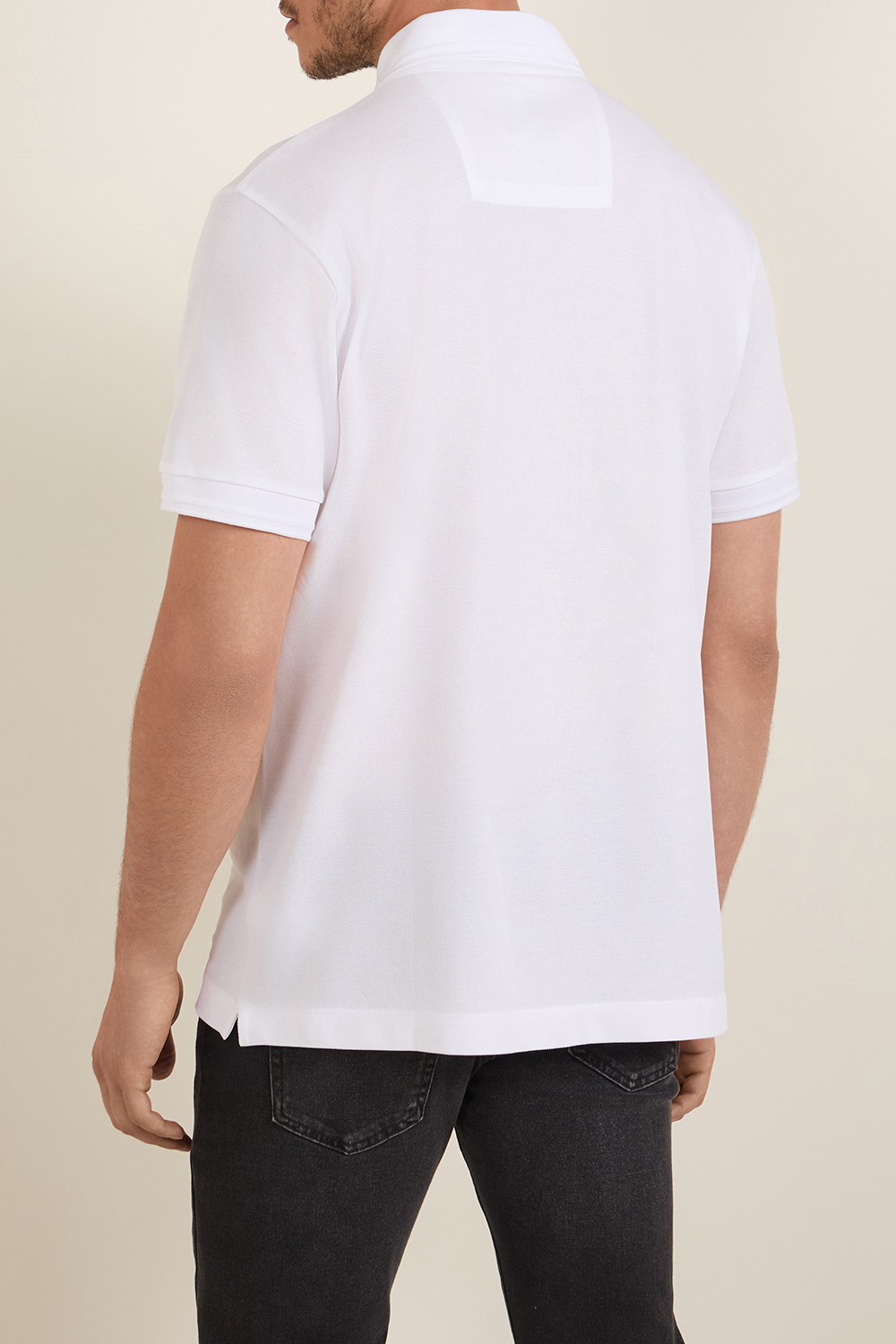 תמונת דוגמן אחורית של חולצת פולו