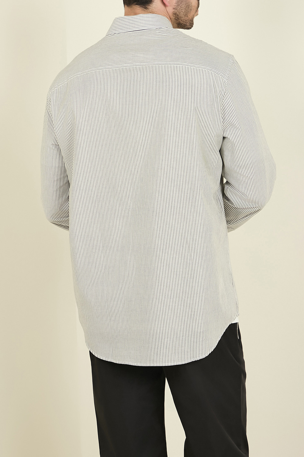 תמונת דוגמן אחורית של חולצת כפתורים