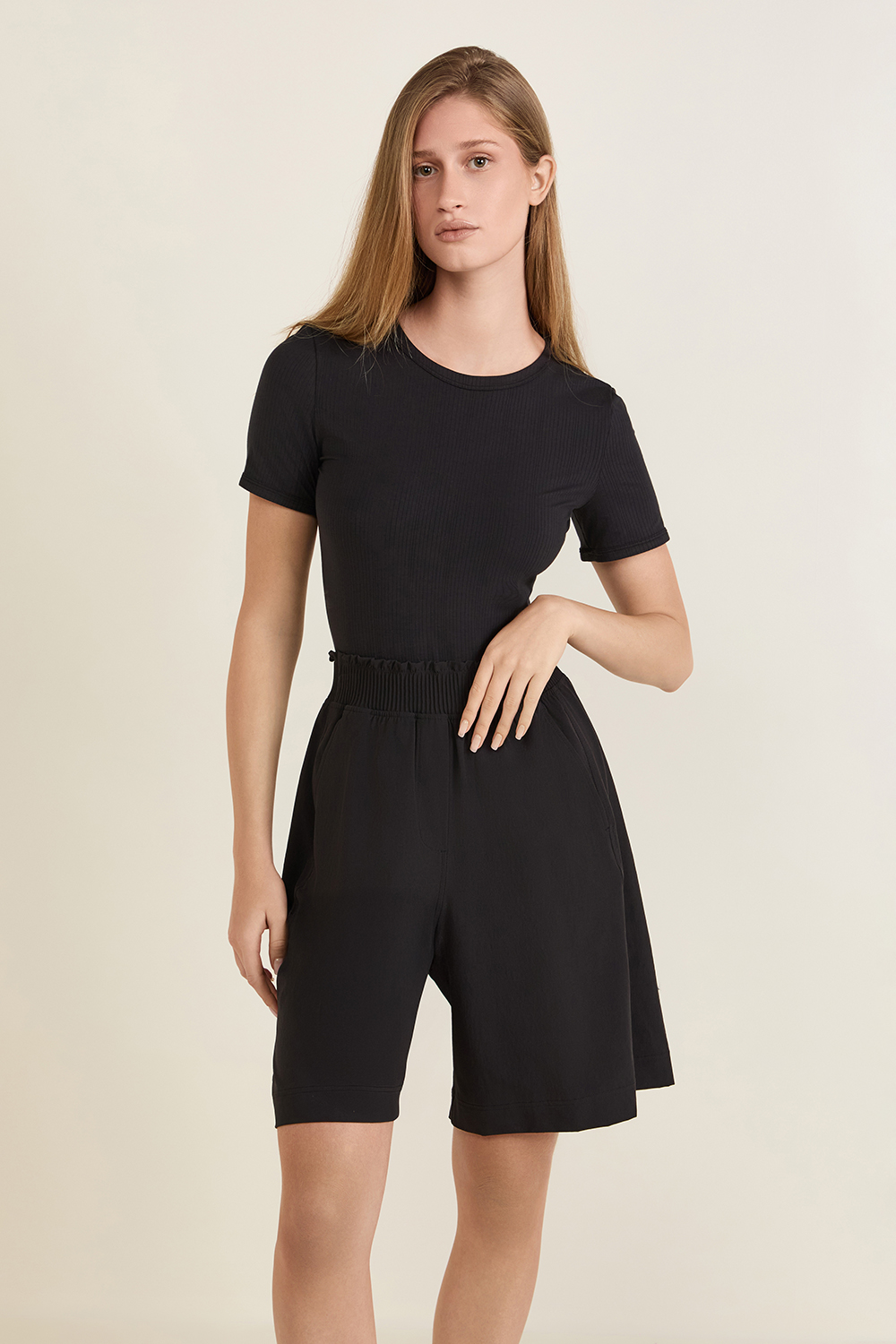 תמונת דוגמן קידמית של Stretch Cotton Rib Short-Sleeve Bodysuit