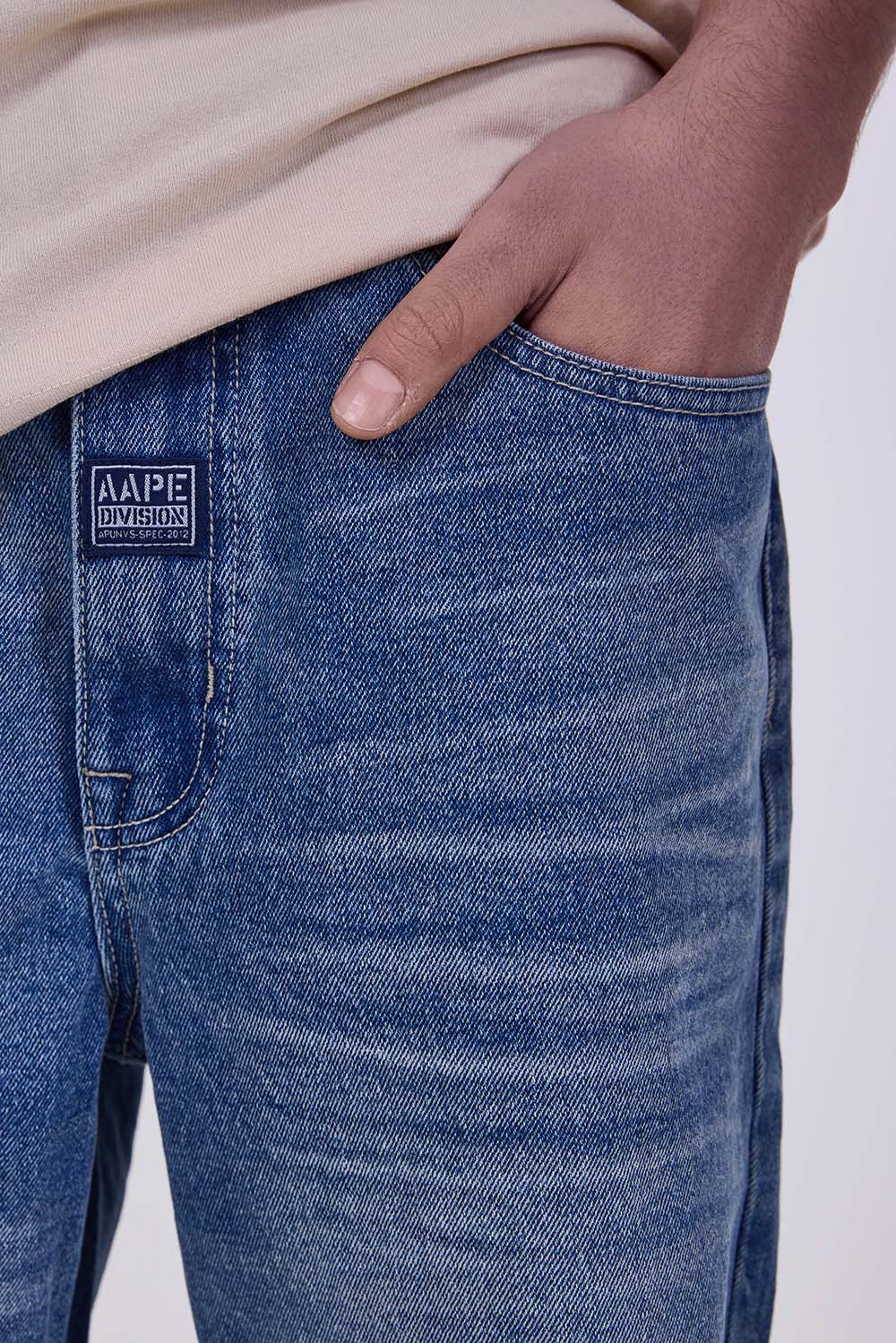 תמונת תקריב דוגמן של מכנסי ג'ינס בגזרה רחבה