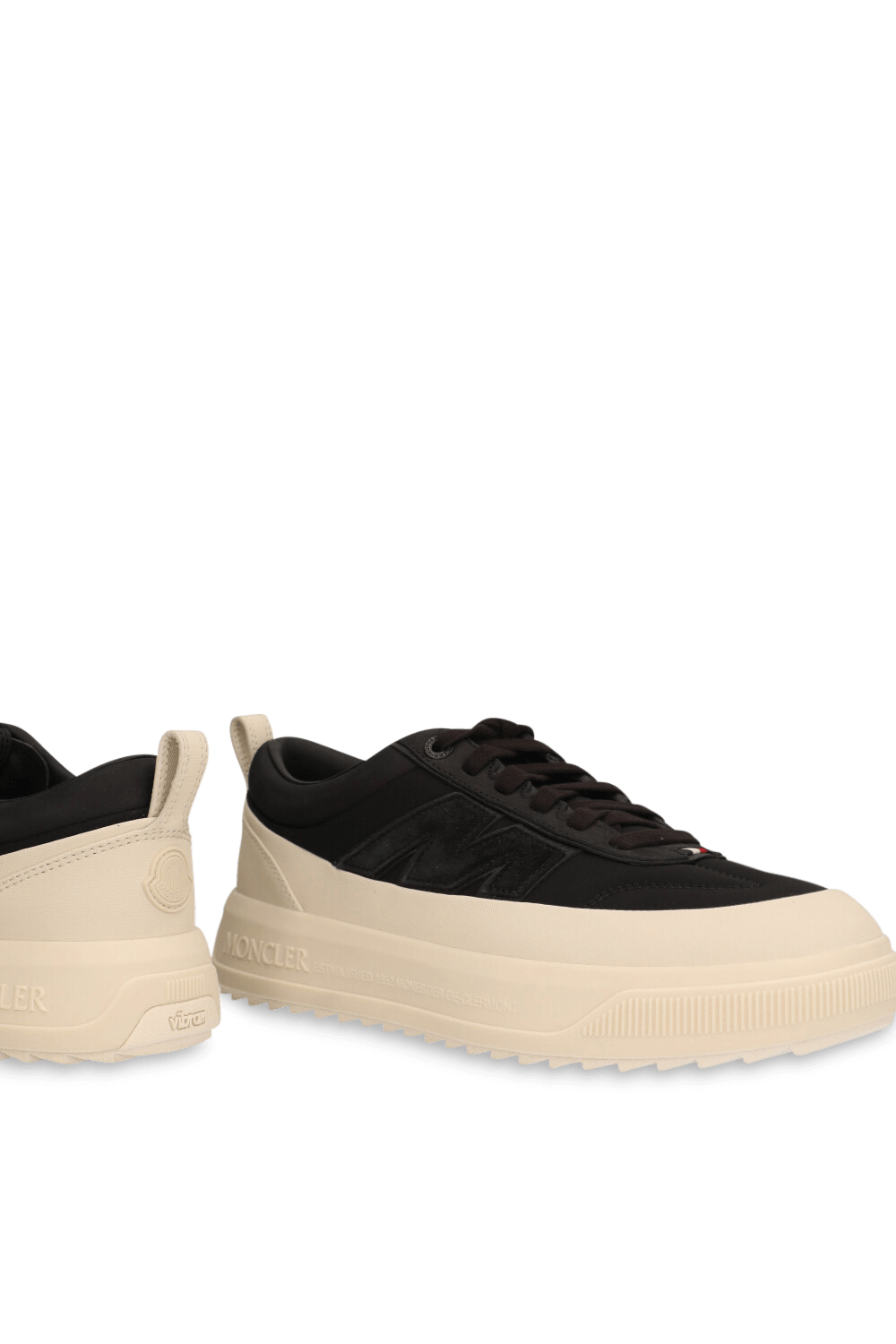 תמונת תקריב של נעלי סניקרס