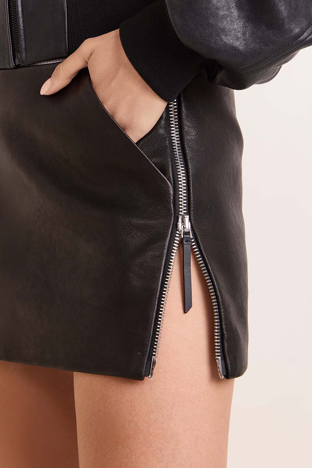 תמונת תקריב דוגמן של חצאית מיני מעור