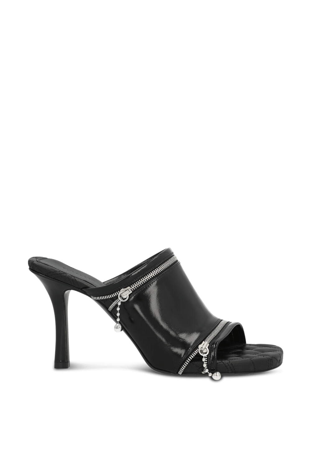 תמונה קידמית של סנדלי עקב