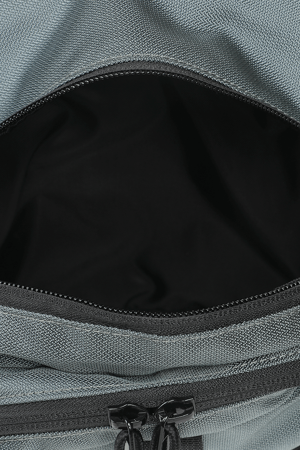 תמונת פנים של תיק פאוץ' בצע אפור