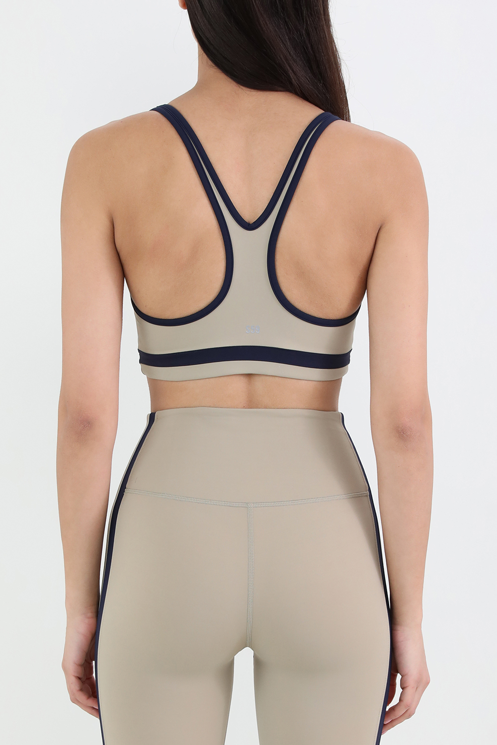 תמונת דוגמן אחורית של טופ ספורטיבי ביאנקה