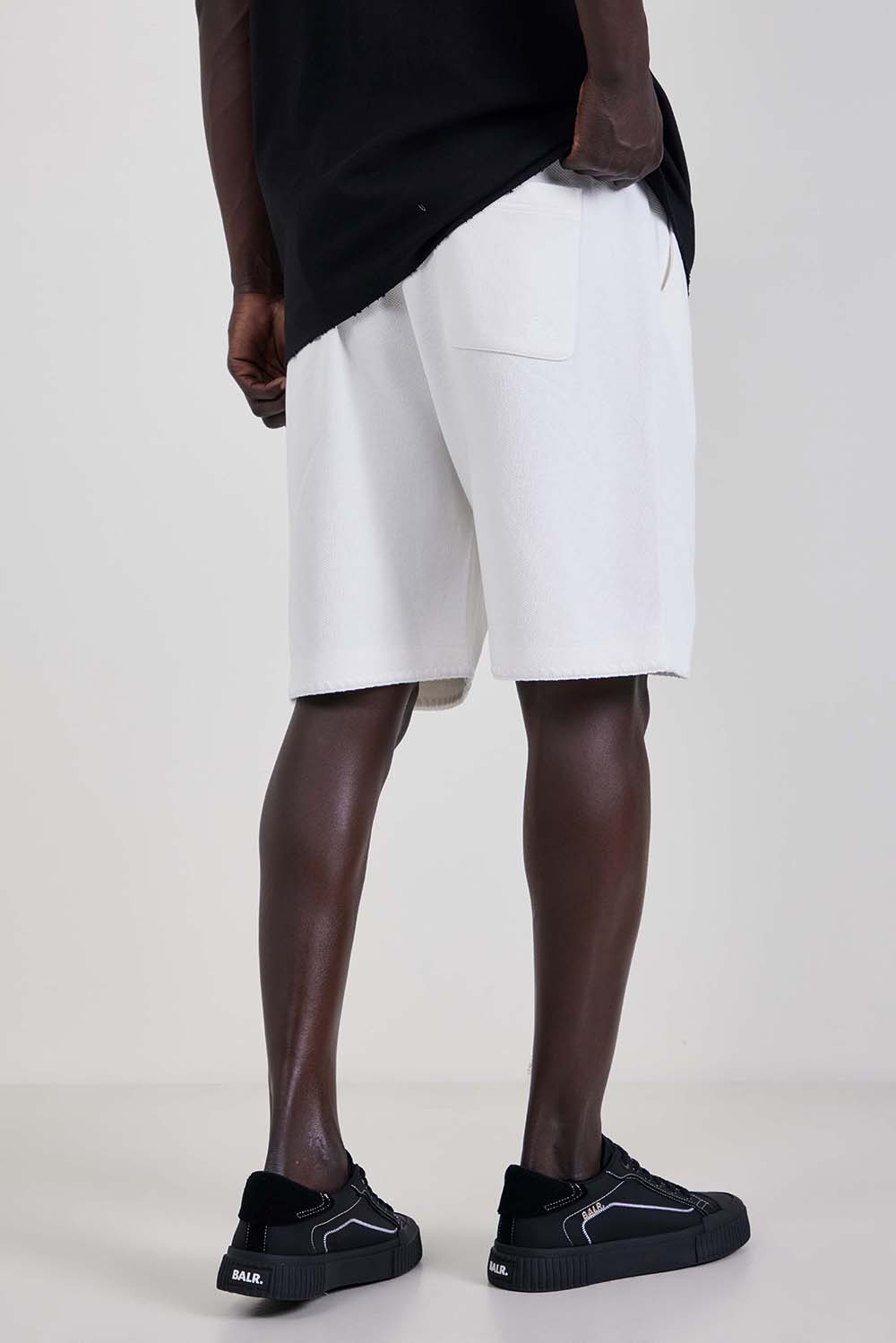 תמונת דוגמן אחורית של מכנסי ג'וגר קצרים