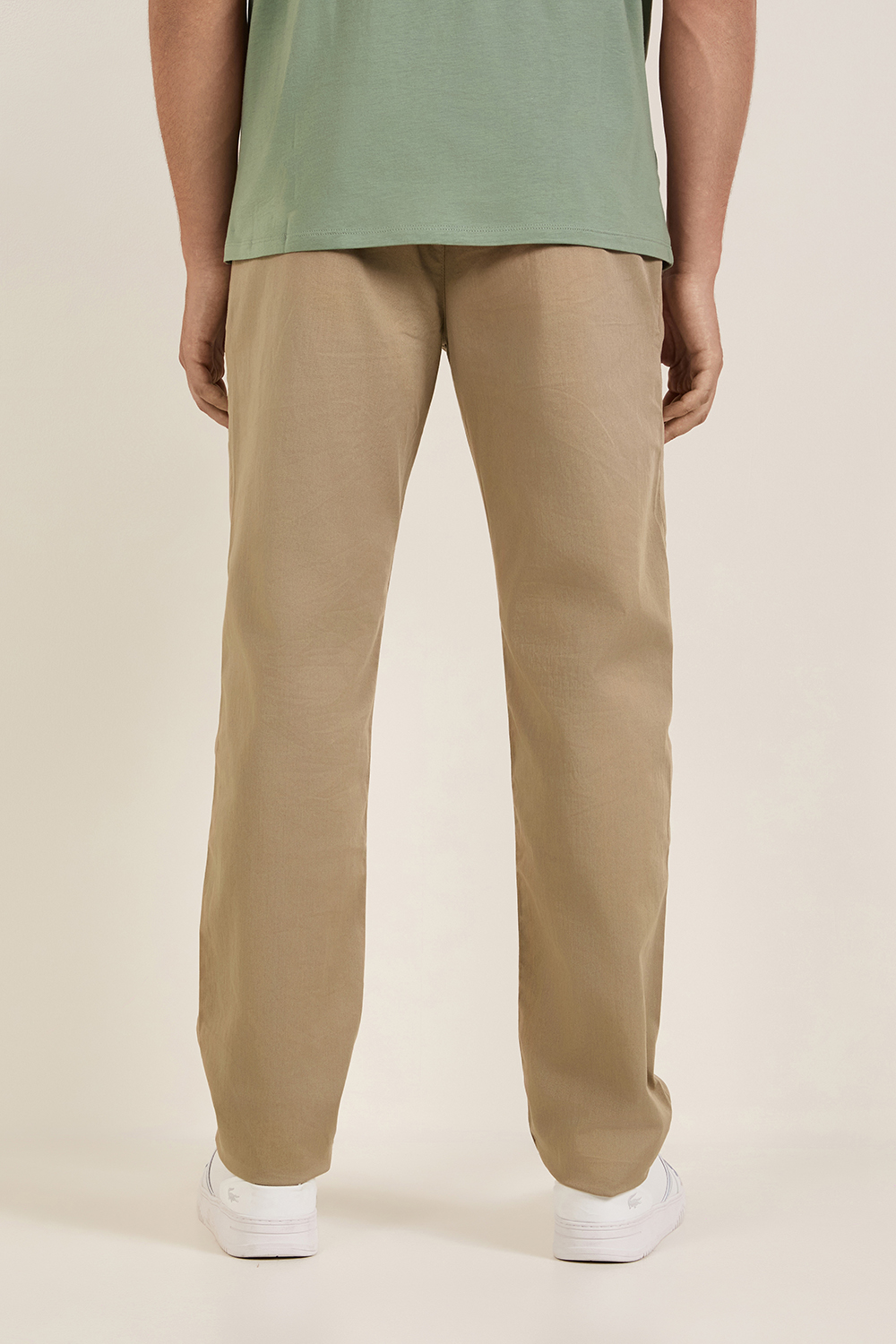 תמונת דוגמן אחורית של מכנסי צ'ינו סלים פיט