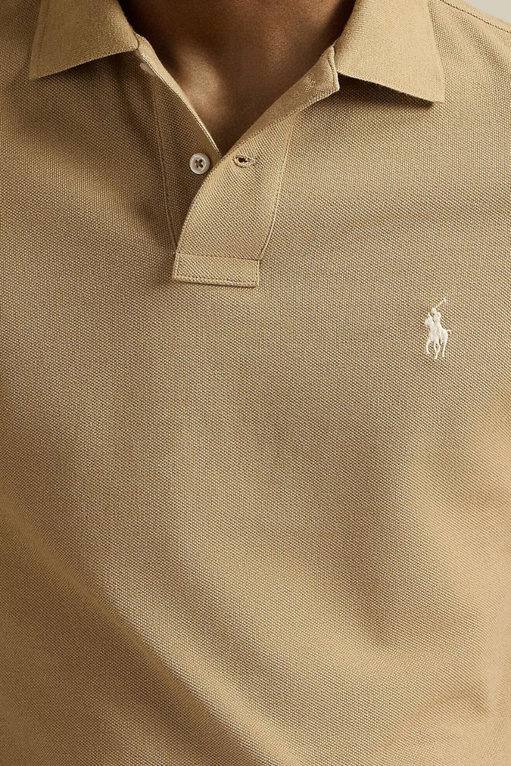 תמונת תקריב דוגמן של חולצת פולו