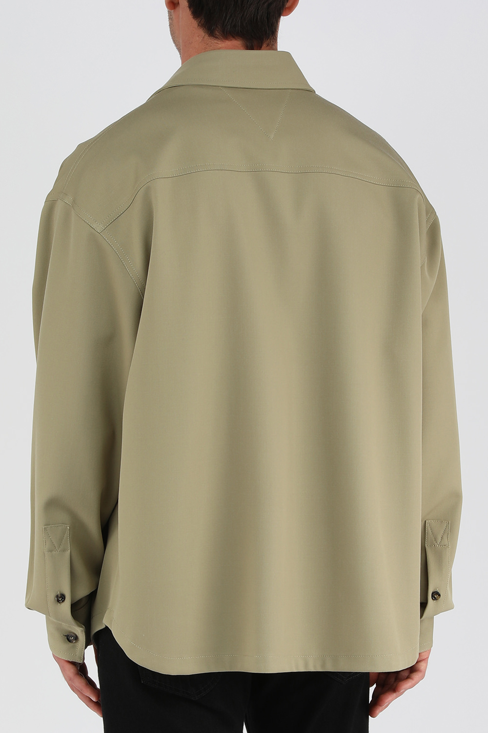 תמונת דוגמן אחורית של חולצת אוברסייז חומה מכופתרת