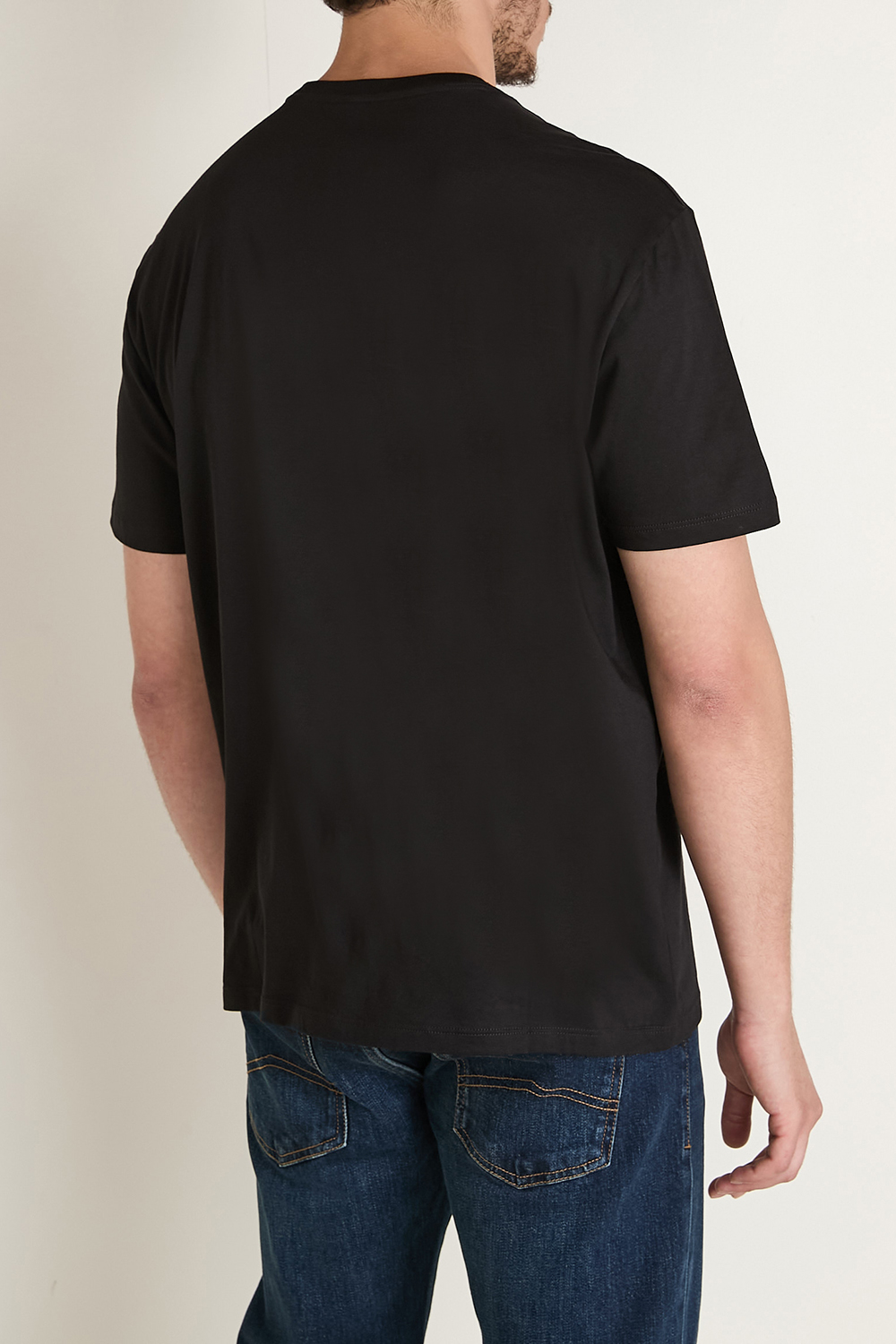 תמונת דוגמן אחורית של חולצת טי