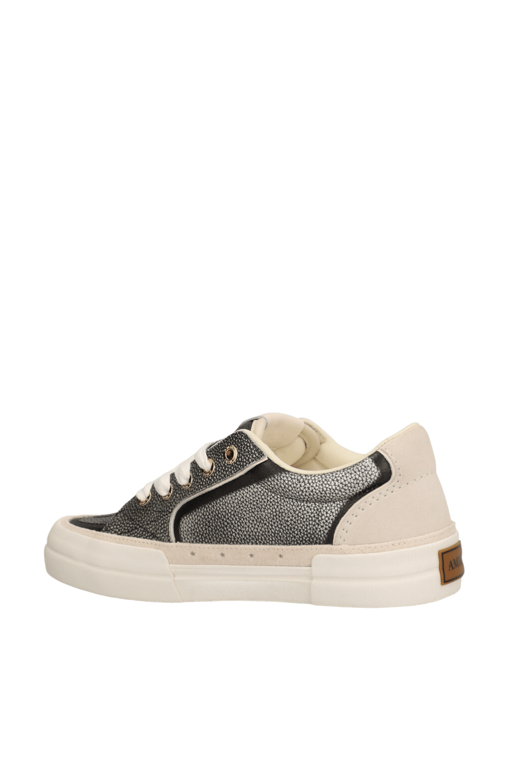 תמונה אחורית של נעלי סניקרס