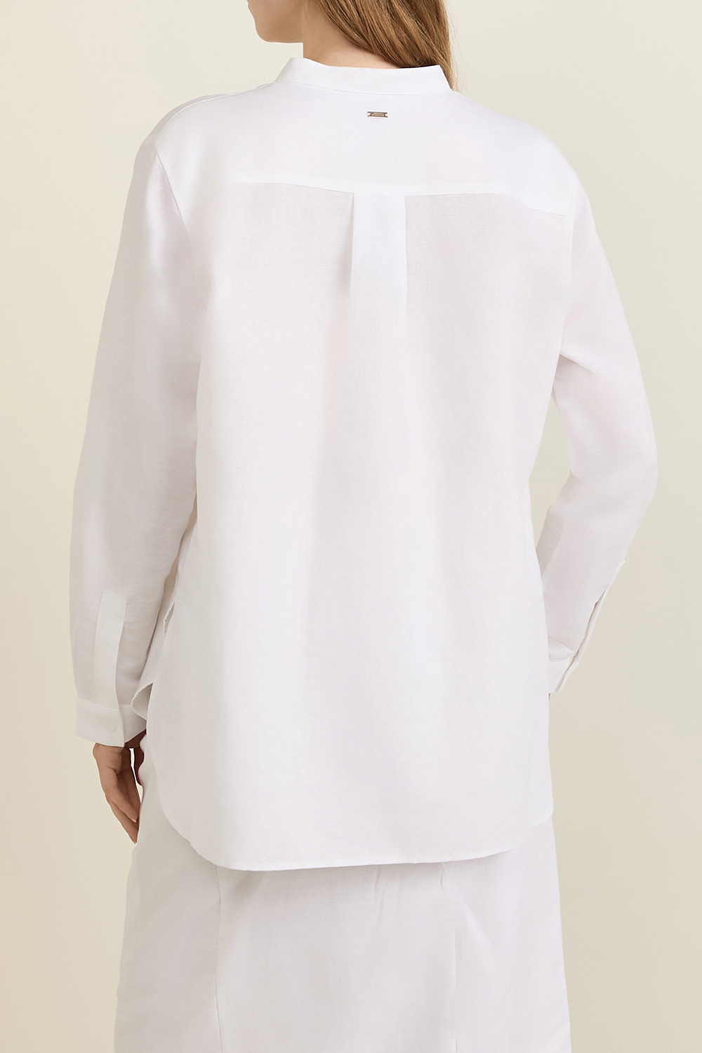 תמונת דוגמן אחורית של חולצת כפתורים