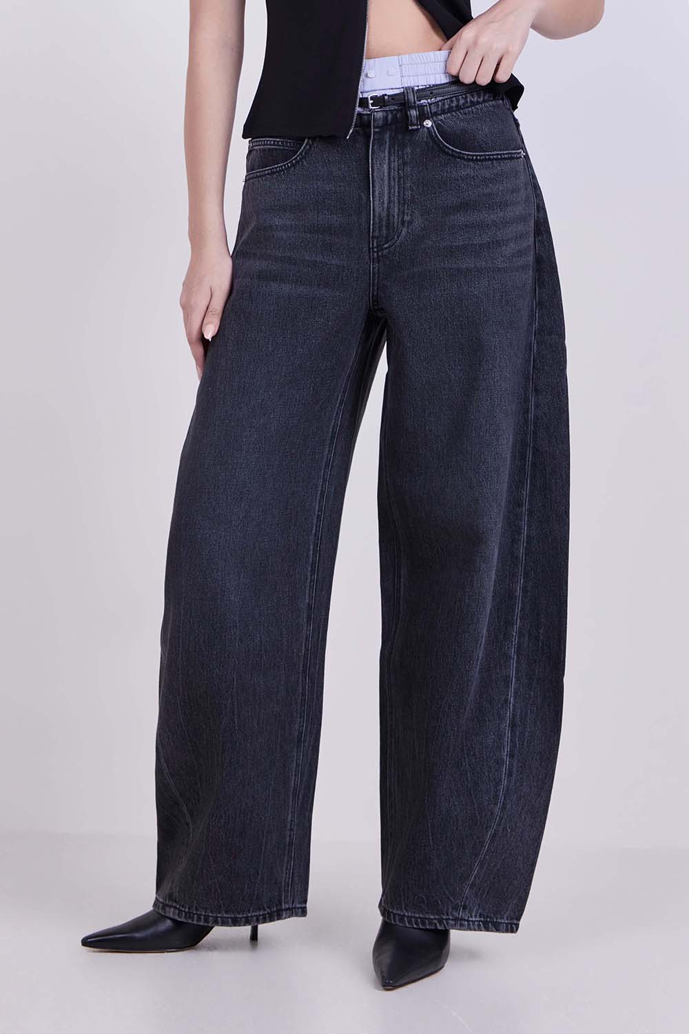 תמונת דוגמן קידמית של מכנסי ג'ינס בגזרה רחבה