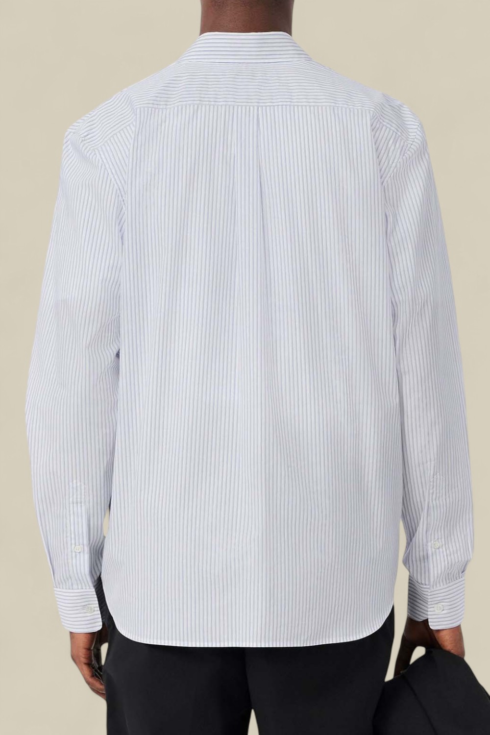 תמונת דוגמן אחורית של חולצת כפתורים