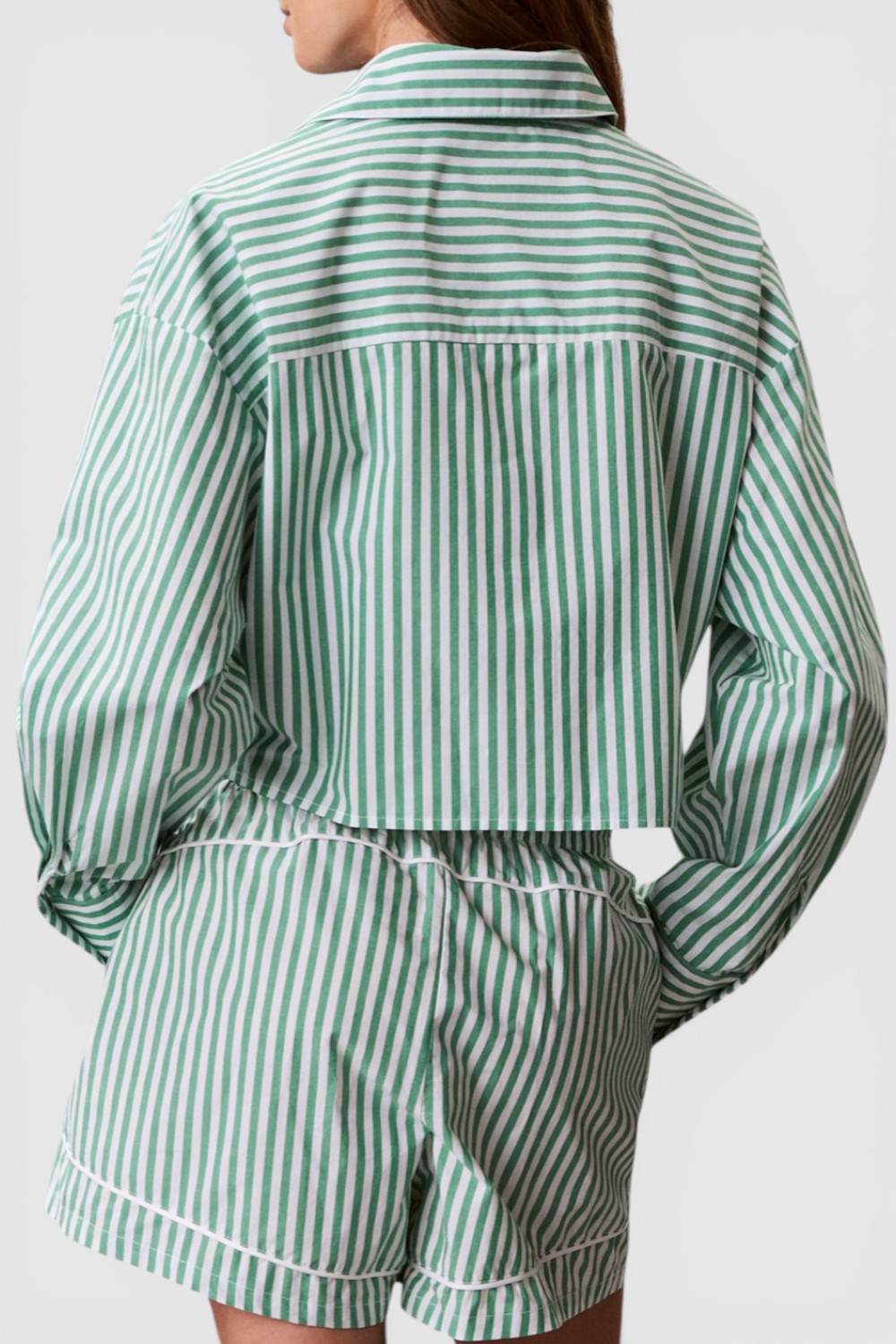 תמונת דוגמן אחורית של חולצה מכופתרת קרופ