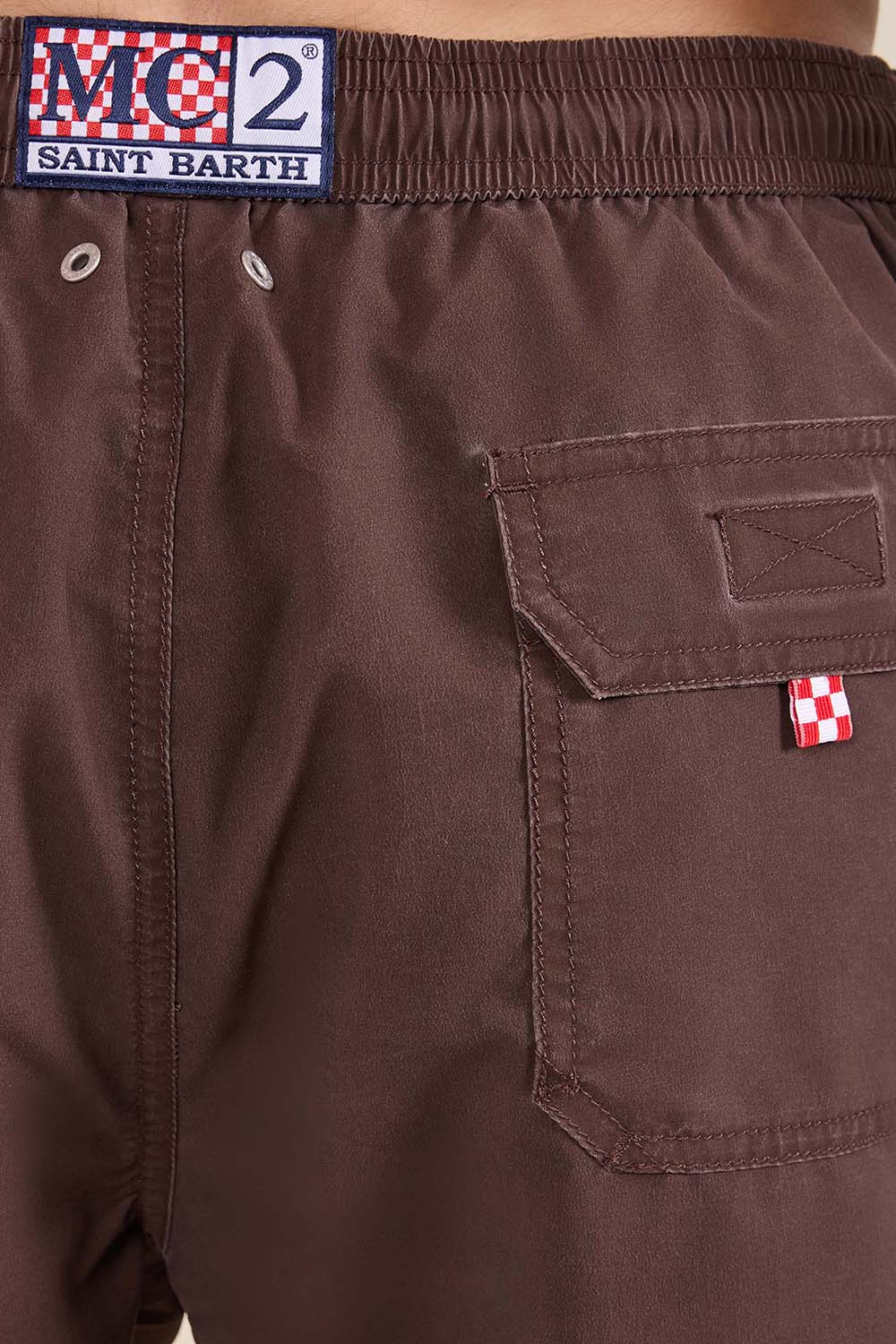 תמונת תקריב דוגמן של מכנסי שחייה