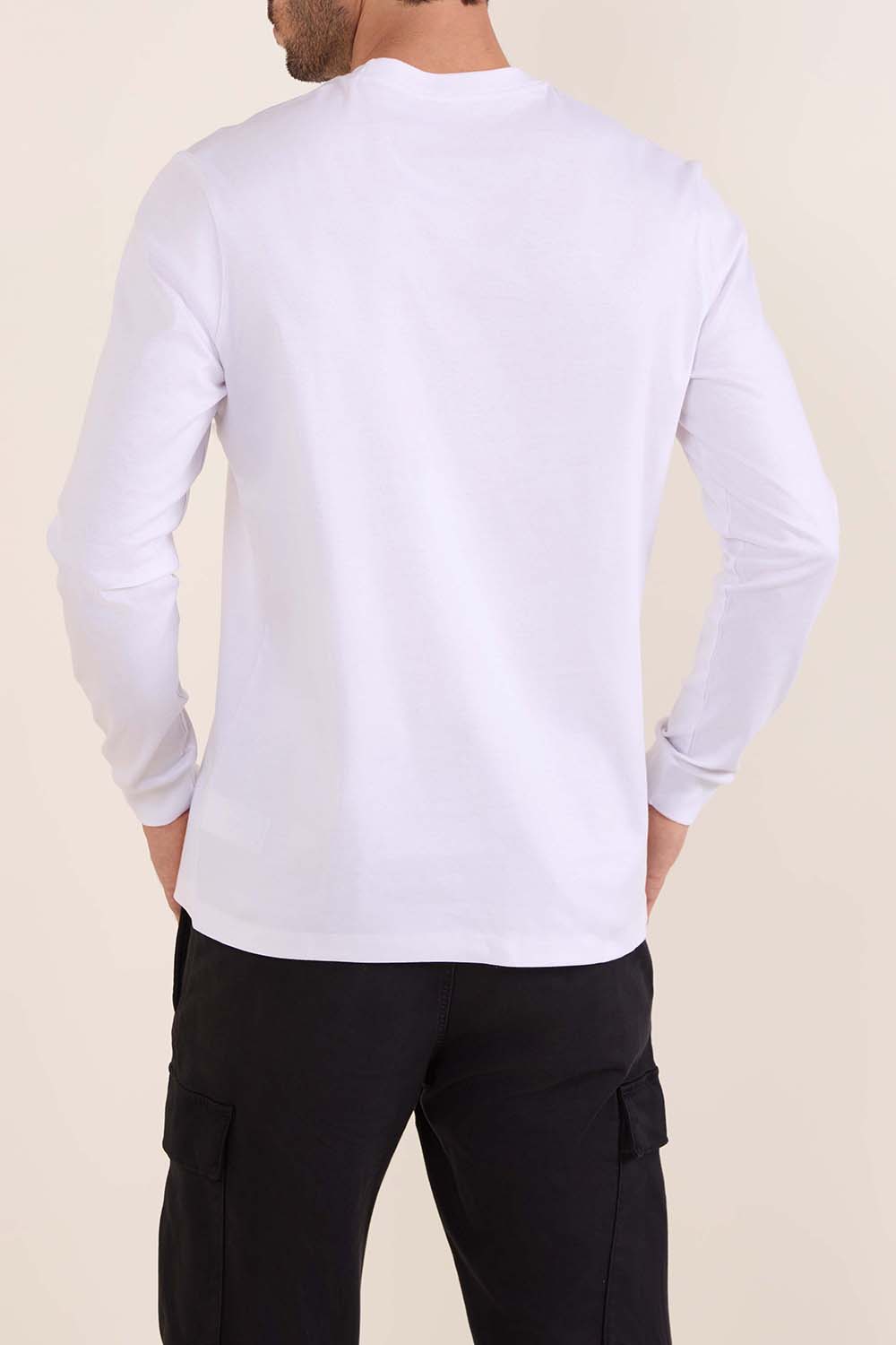 תמונת דוגמן אחורית של חולצת טי ארוכה