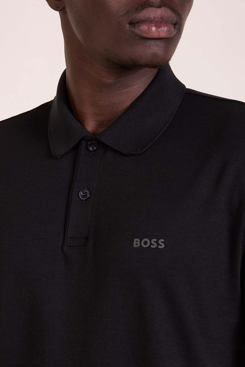 תמונת תקריב דוגמן של חולצות פולו