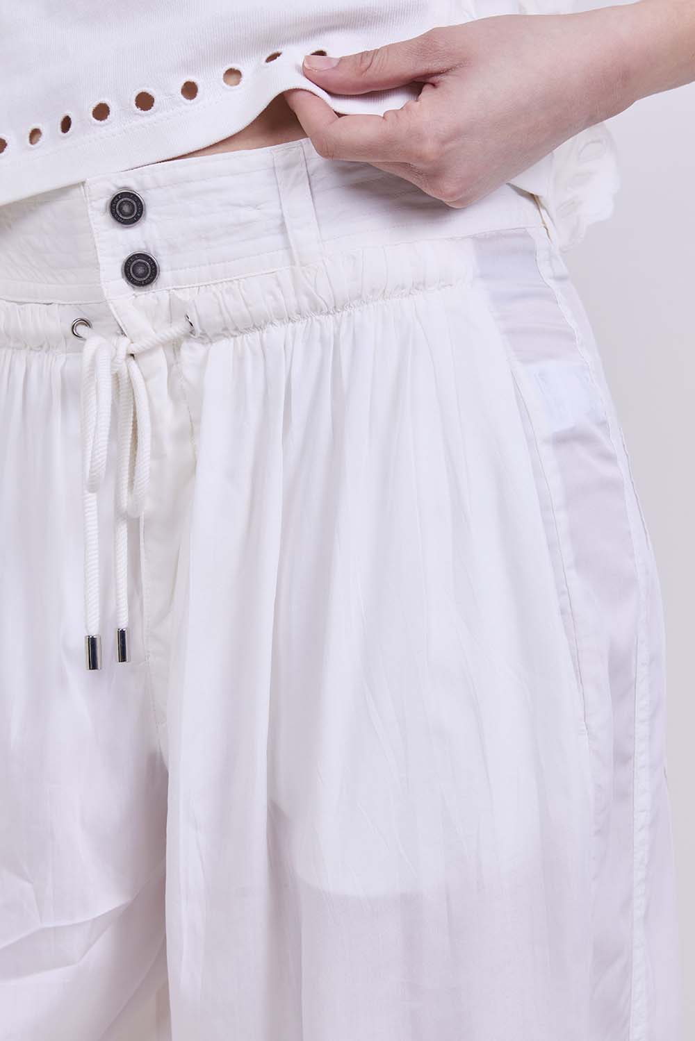 תמונת תקריב דוגמן של מכנסיים ארוכים בגזרה משוחררת