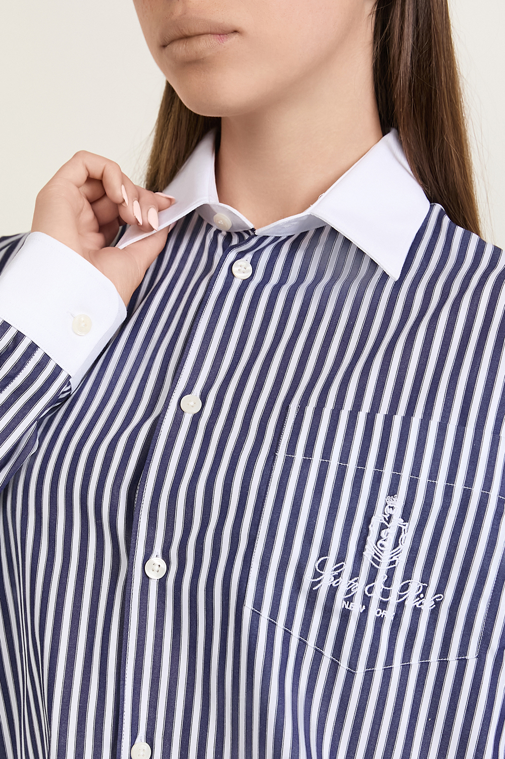 תמונת תקריב דוגמן של חולצה מכופתרת אוברסייז