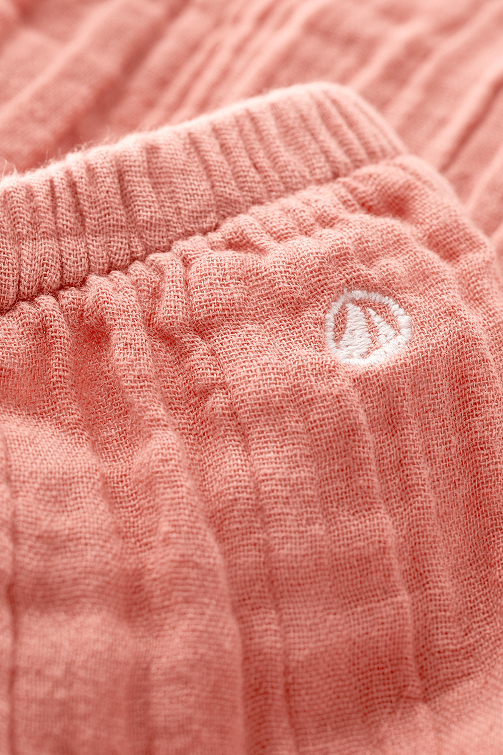 תמונת תקריב של גילאי 18-36 חודשים מכנסיים ורודים