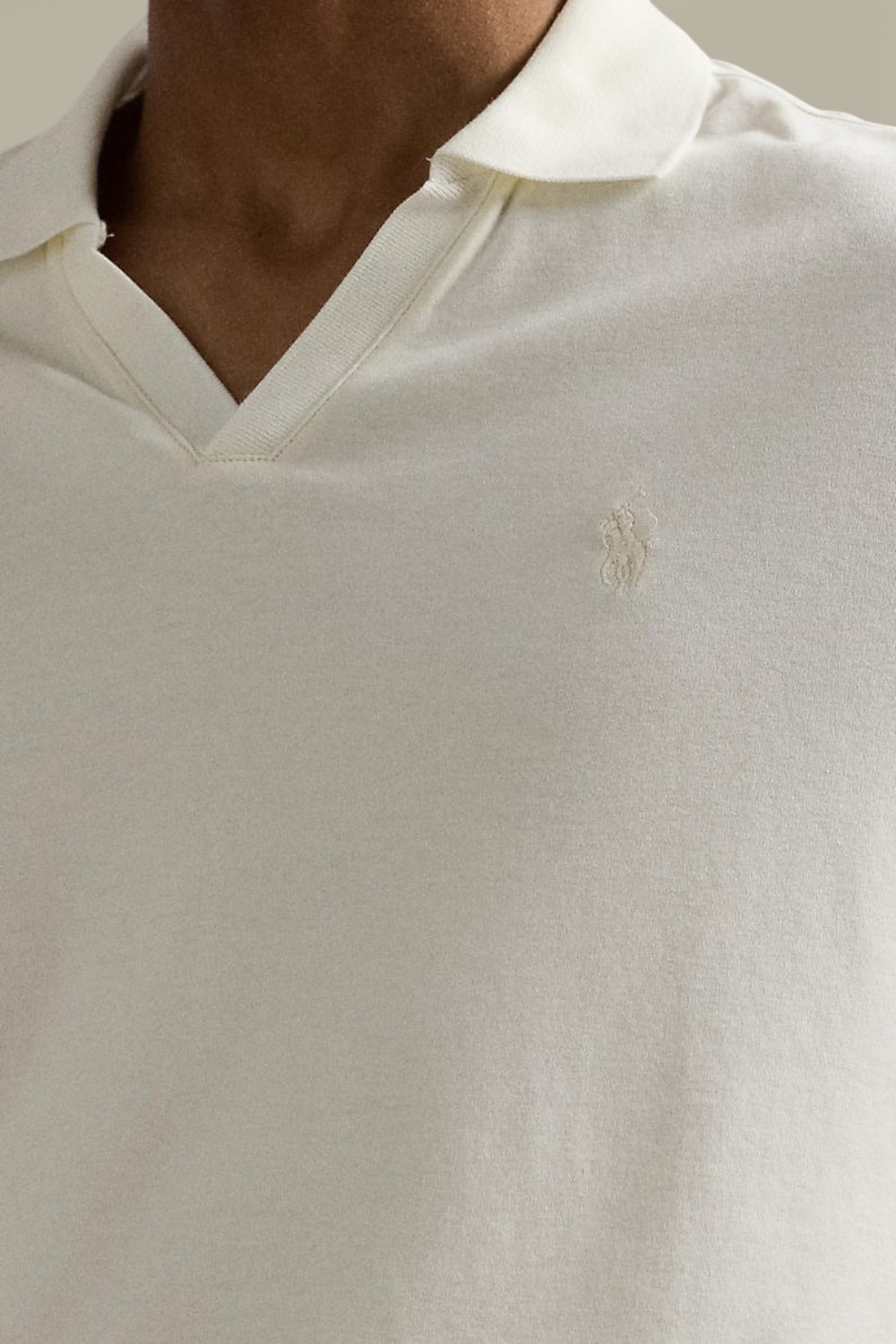 תמונת תקריב דוגמן של חולצת פולו ארוכה