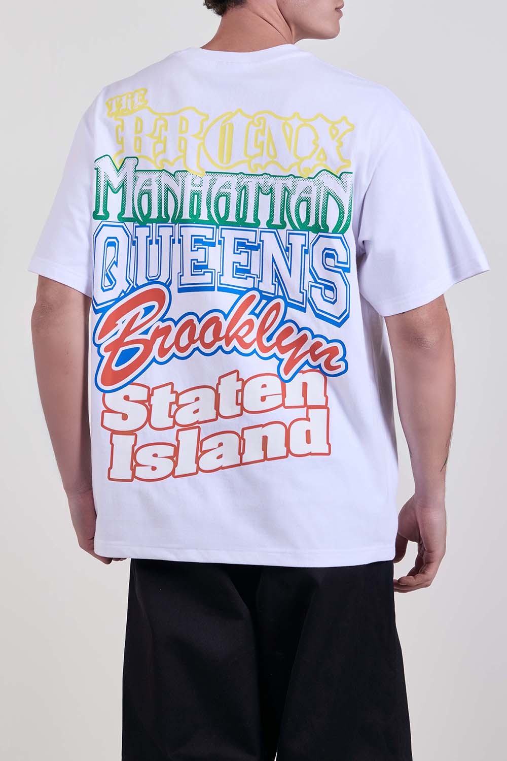 תמונת דוגמן אחורית של חולצת טי בגזרה ישרה