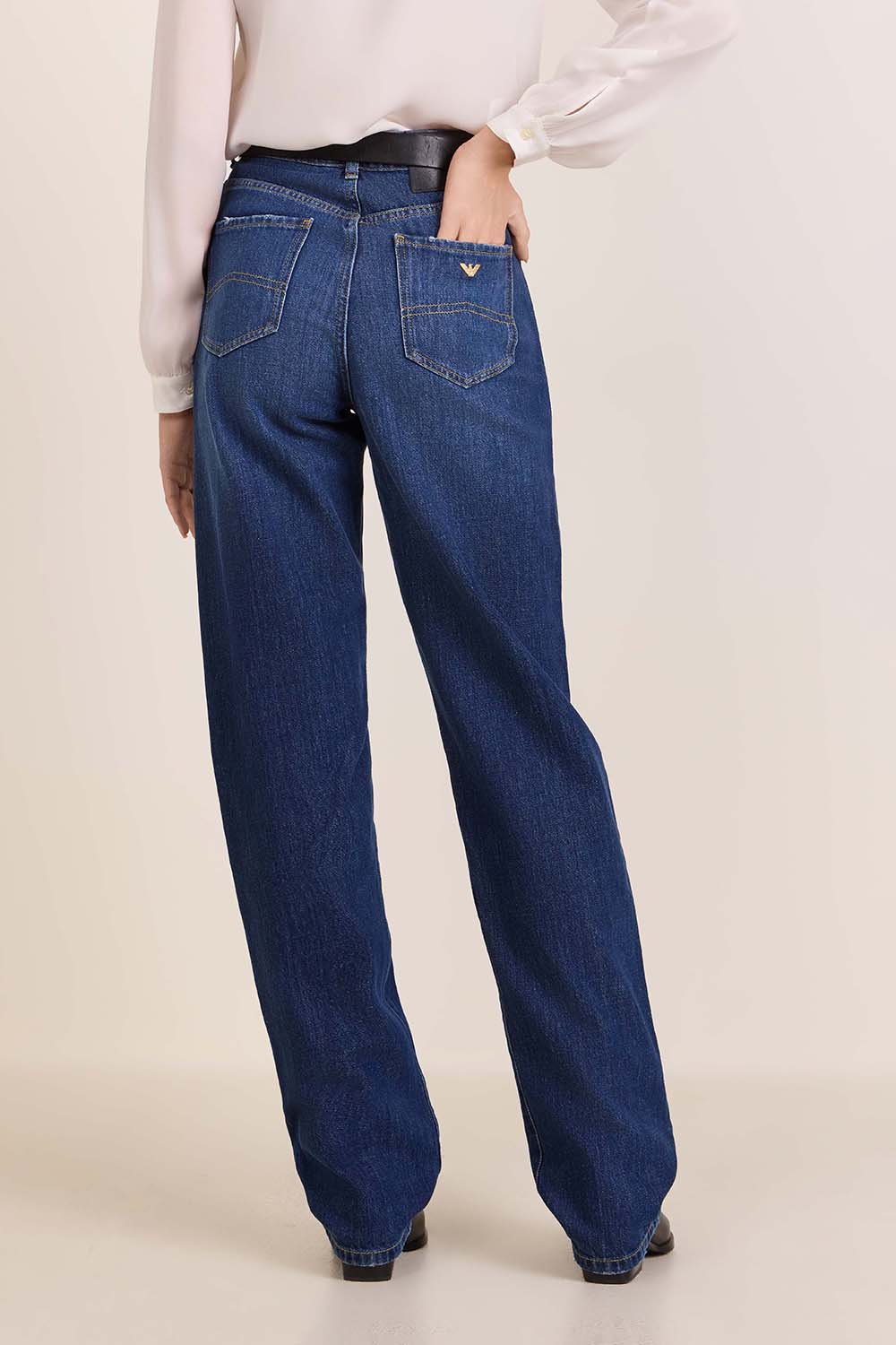 תמונת דוגמן אחורית של מכנסי ג'ינס ישרים