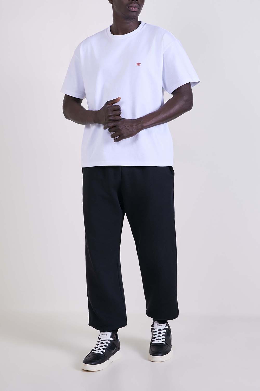 תמונת דוגמן קידמית של נעלי סניקרס