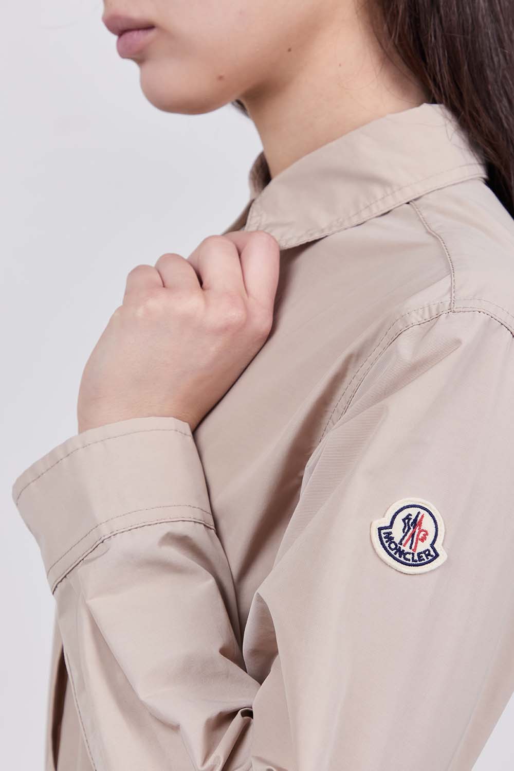 תמונת תקריב דוגמן של שמלת מידי בגזרת פלר