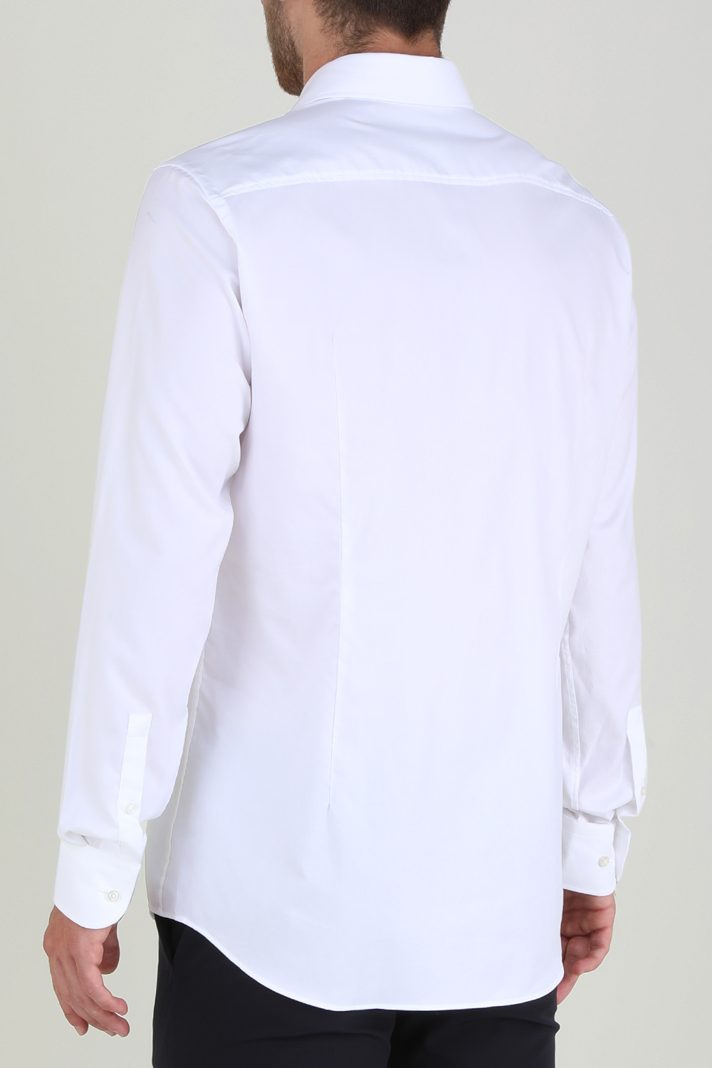 תמונת דוגמן אחורית של חולצה מכופתרת ארוכה לבנה מכותנה