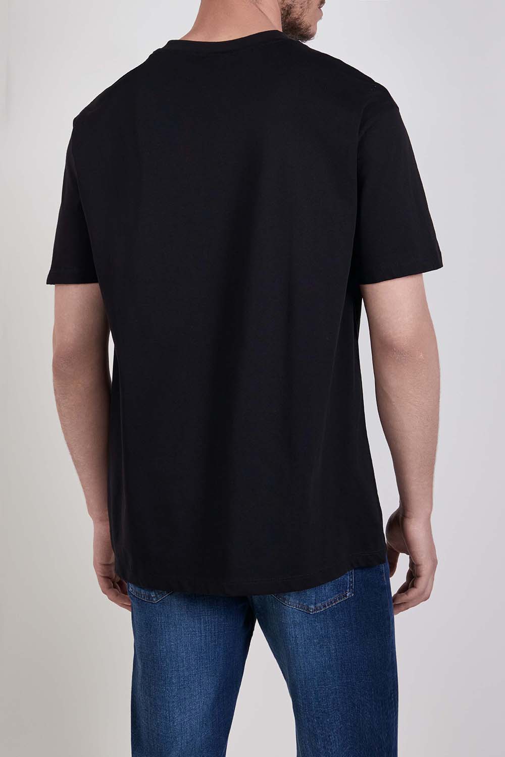 תמונת דוגמן אחורית של חולצת טי בגזרת אוברסייז