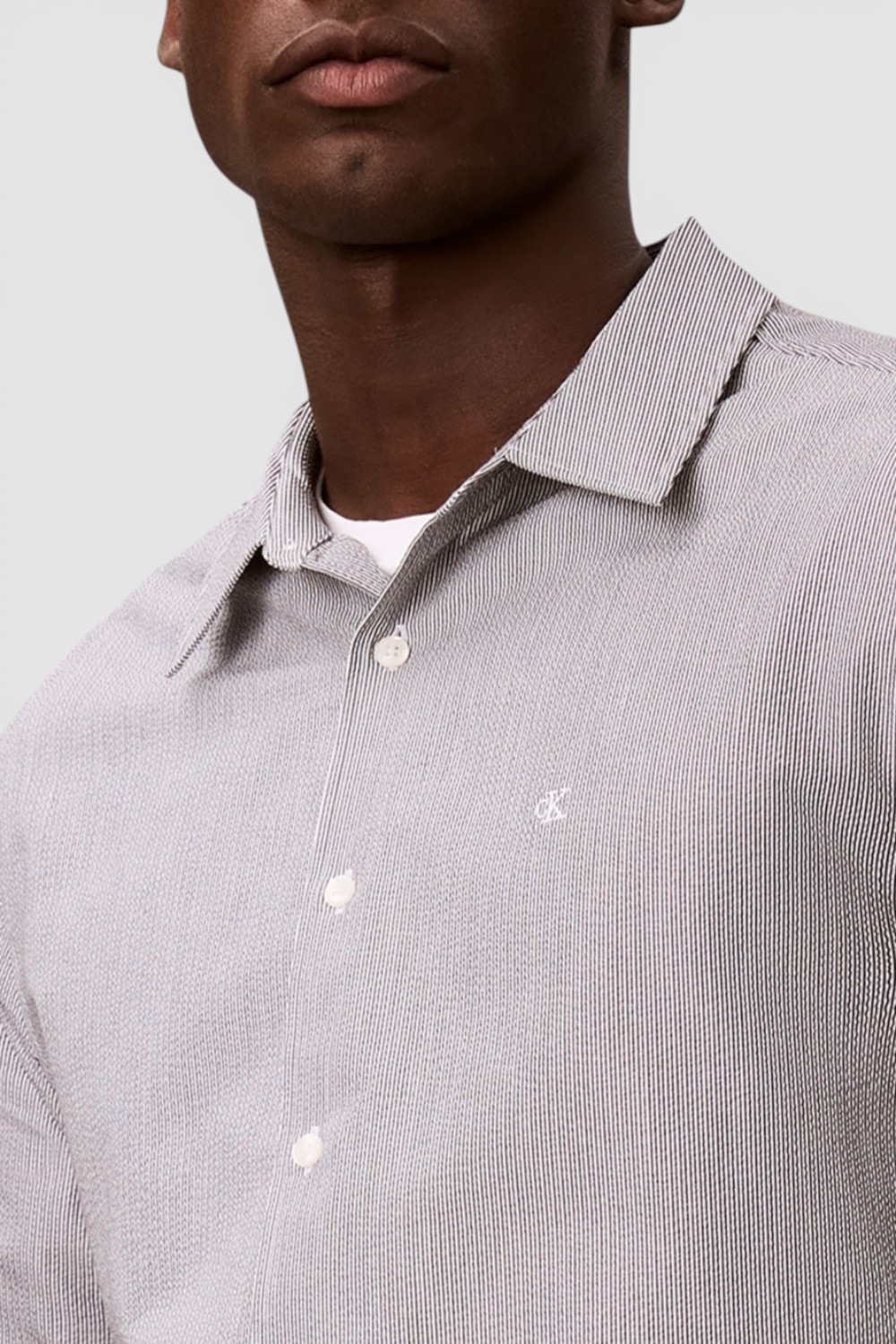 תמונת תקריב דוגמן של חולצה מכופתרת