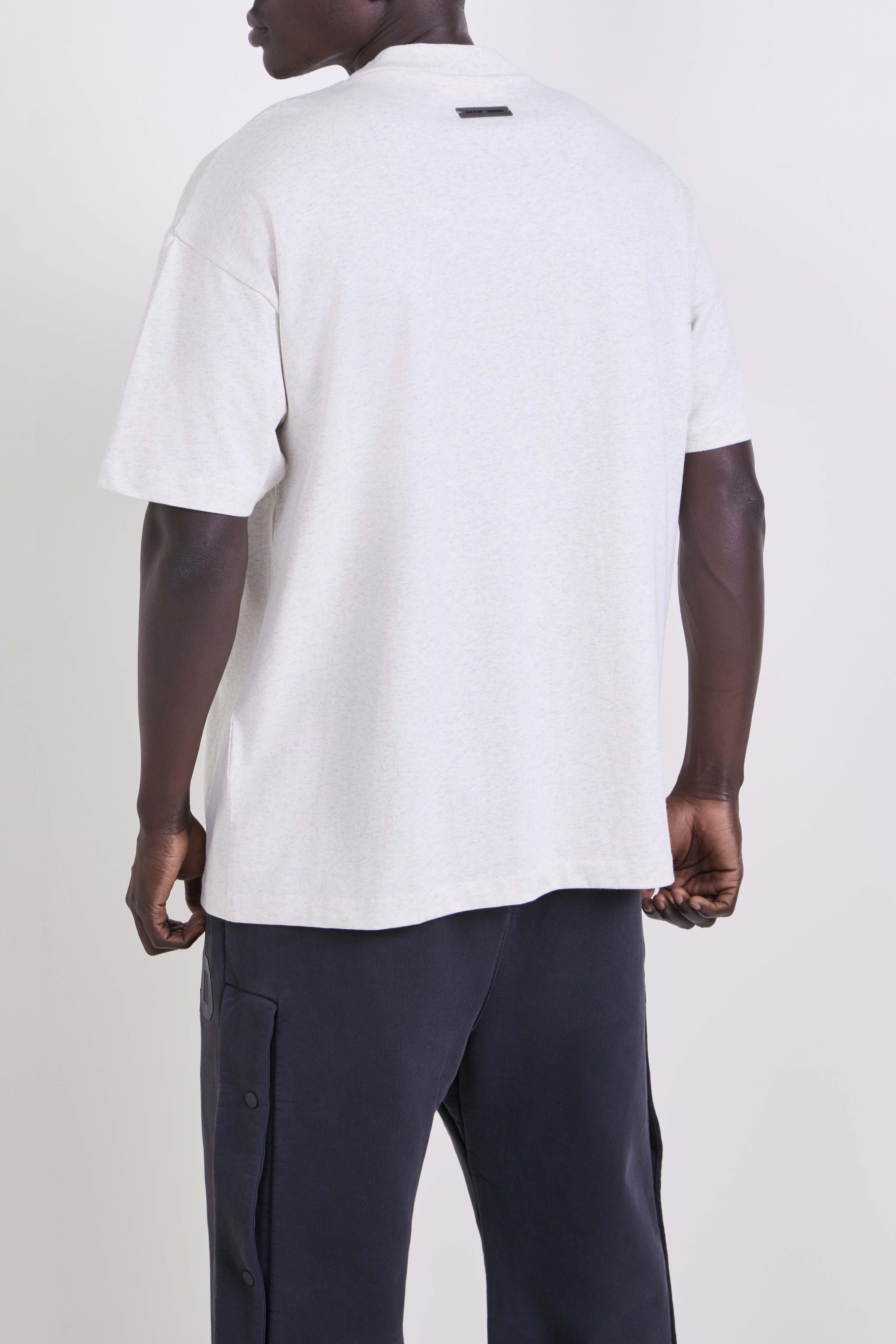 תמונת דוגמן אחורית של חולצת טי