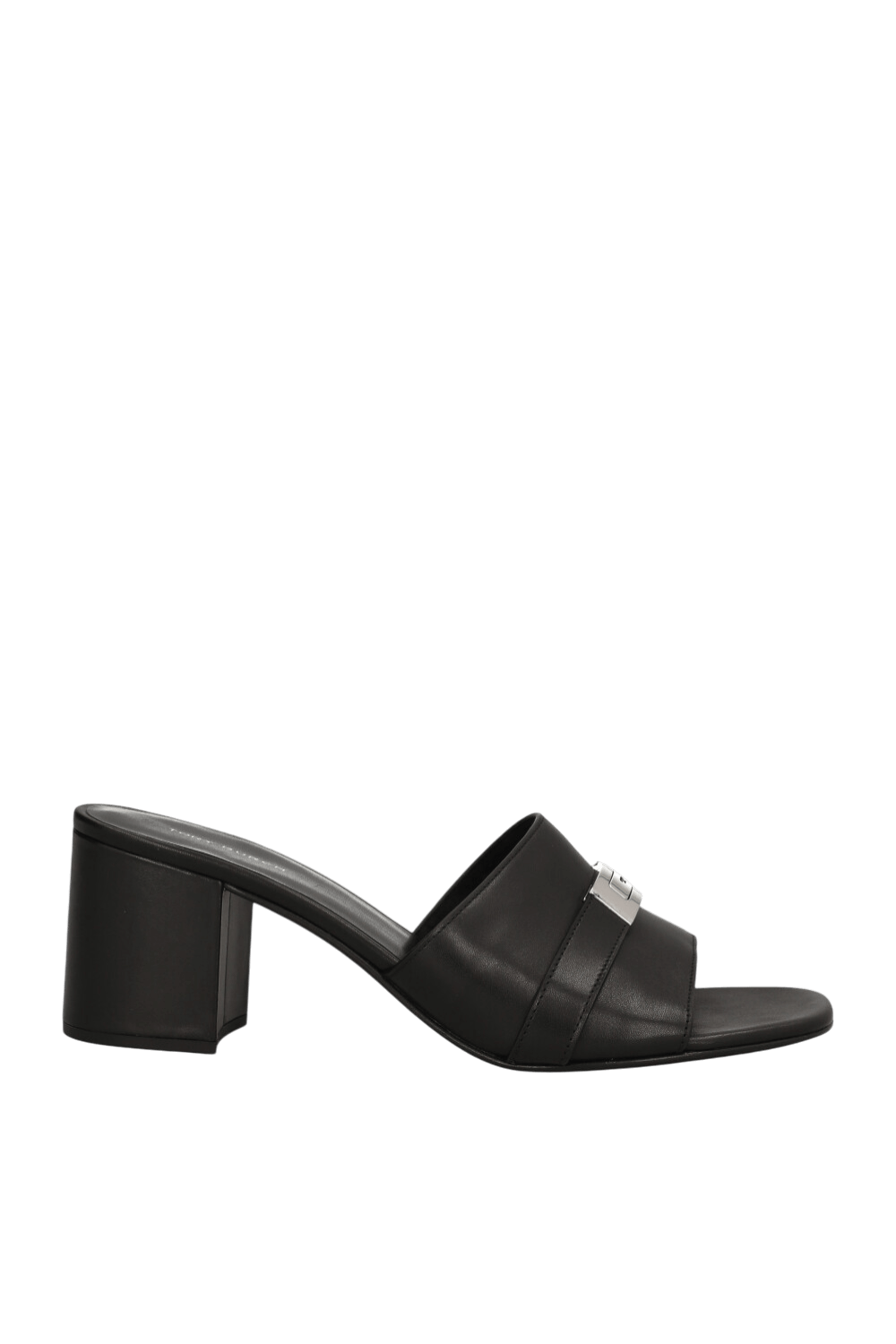 תמונה קידמית של נעלי עקב